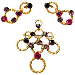 Broche/boucles d'oreilles en métal doré, pâte fuschia et améthyste, Christian Dior, C.C. 1954