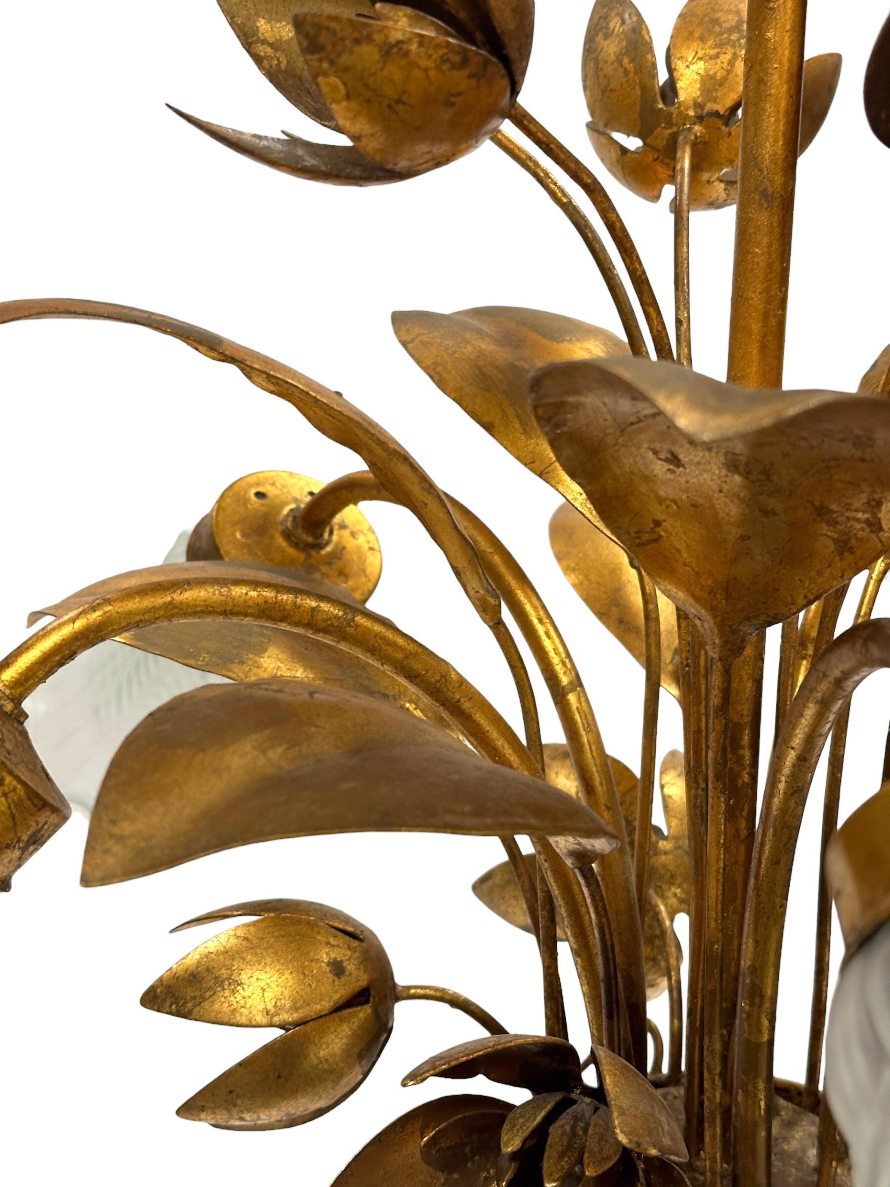 Vergoldeter fünfflammiger Kronleuchter aus Metall und Glas mit Glasschirm aus Zinn, Coco Chanel-Stil, Italien  im Angebot 4