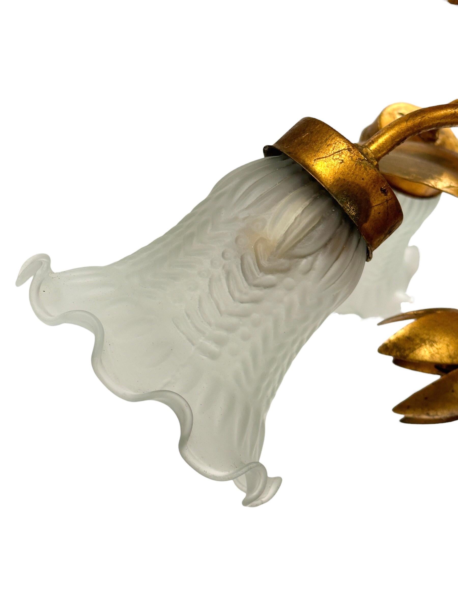 Vergoldeter fünfflammiger Kronleuchter aus Metall und Glas mit Glasschirm aus Zinn, Coco Chanel-Stil, Italien  im Angebot 5