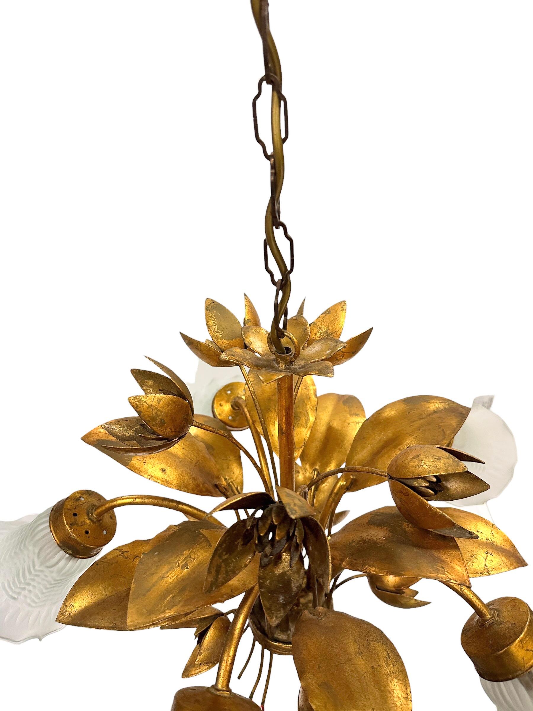 Vergoldeter fünfflammiger Kronleuchter aus Metall und Glas mit Glasschirm aus Zinn, Coco Chanel-Stil, Italien  im Angebot 7