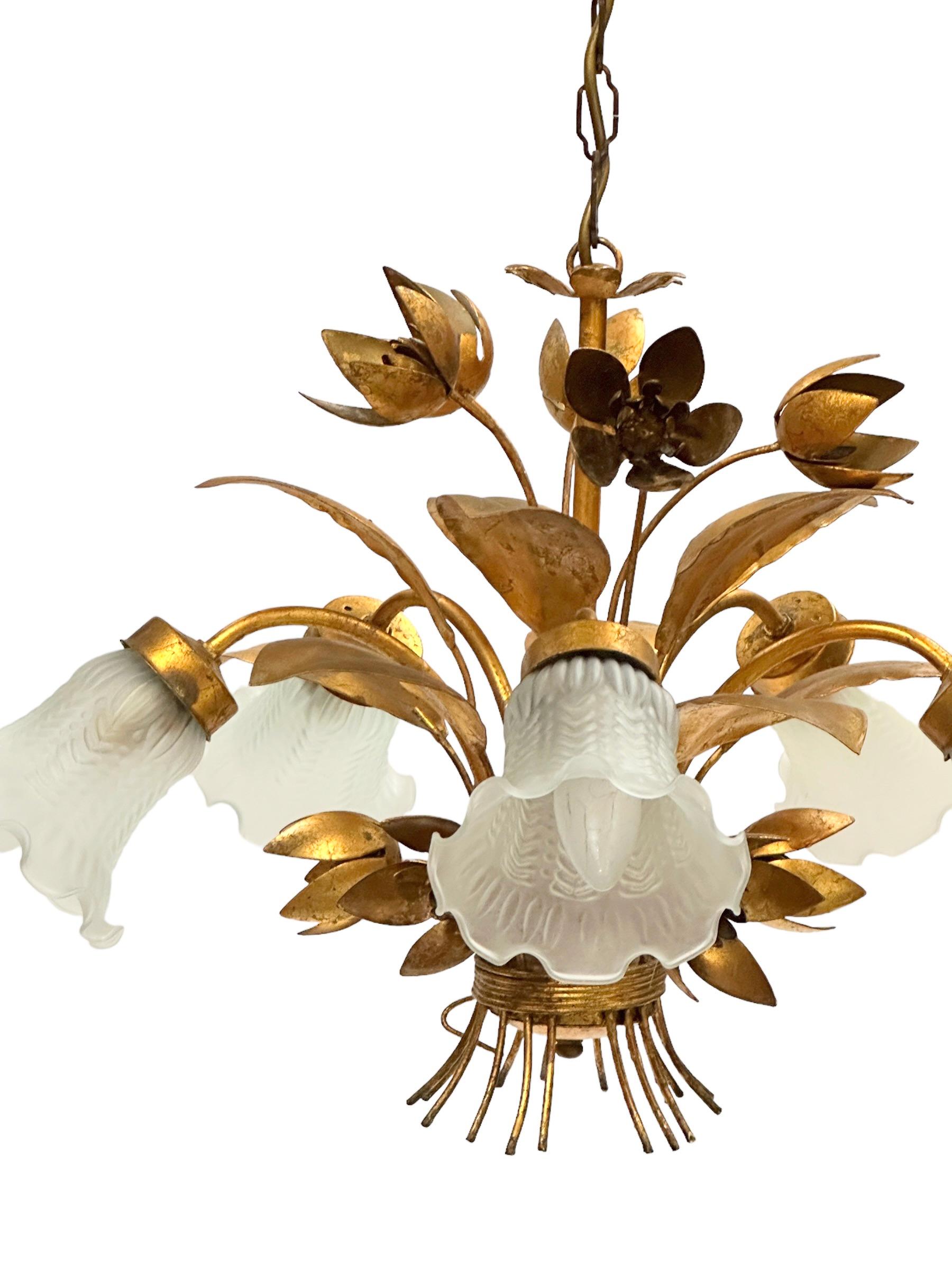 Vergoldeter fünfflammiger Kronleuchter aus Metall und Glas mit Glasschirm aus Zinn, Coco Chanel-Stil, Italien  (Hollywood Regency) im Angebot