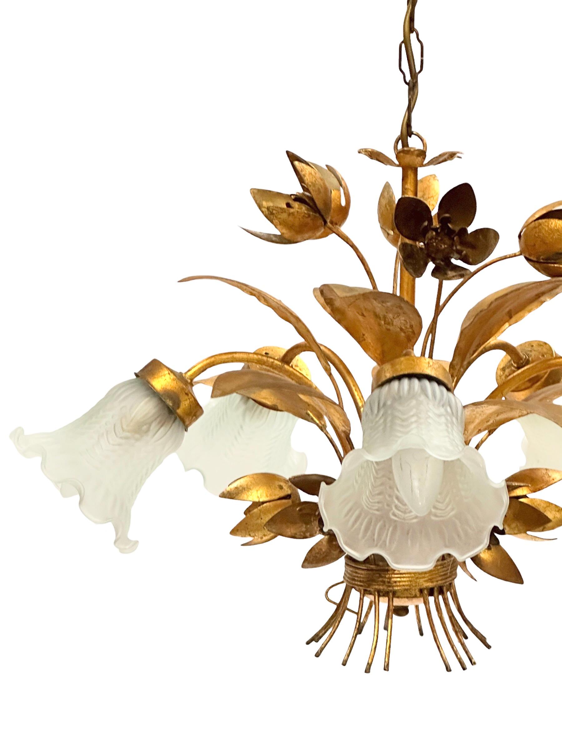Vergoldeter fünfflammiger Kronleuchter aus Metall und Glas mit Glasschirm aus Zinn, Coco Chanel-Stil, Italien  (Italienisch) im Angebot