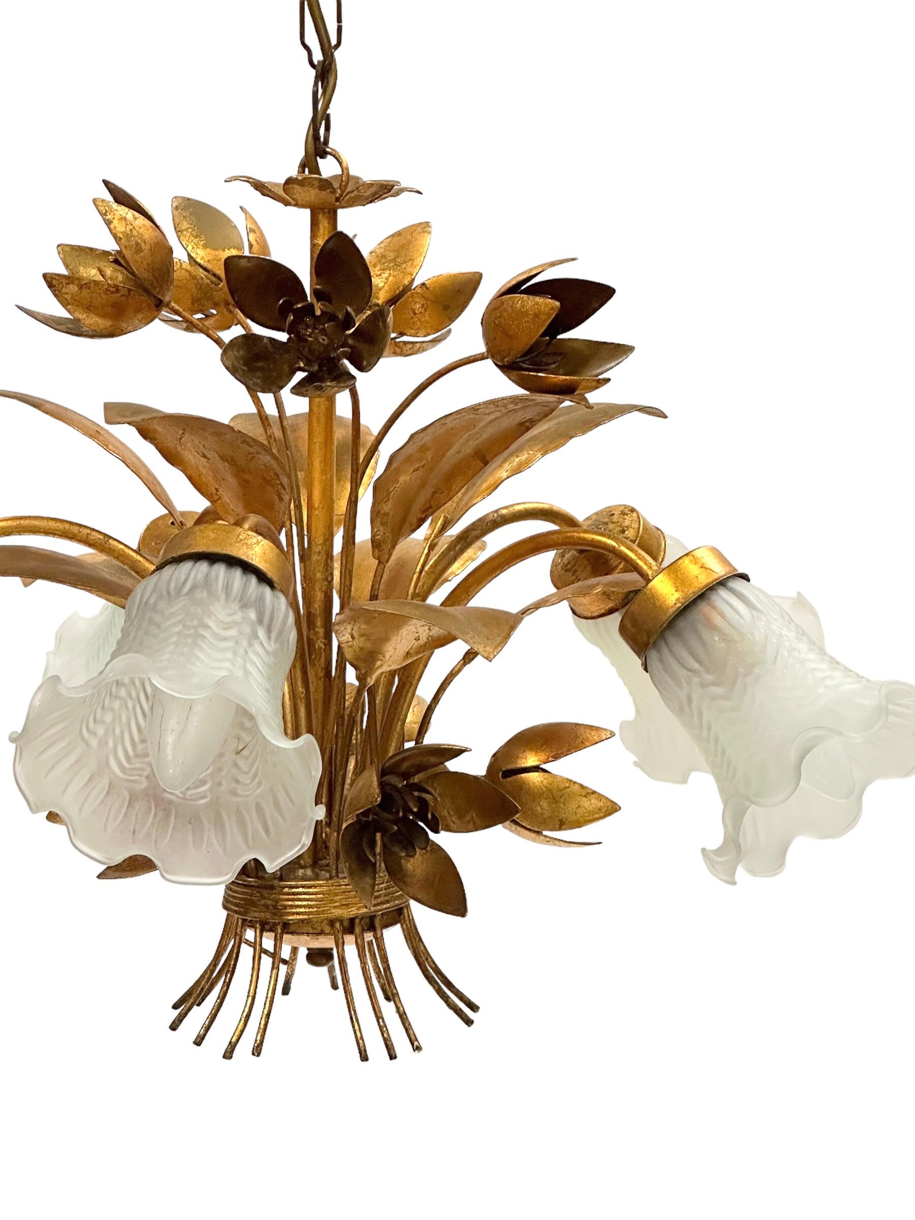 Vergoldeter fünfflammiger Kronleuchter aus Metall und Glas mit Glasschirm aus Zinn, Coco Chanel-Stil, Italien  im Zustand „Gut“ im Angebot in Nuernberg, DE