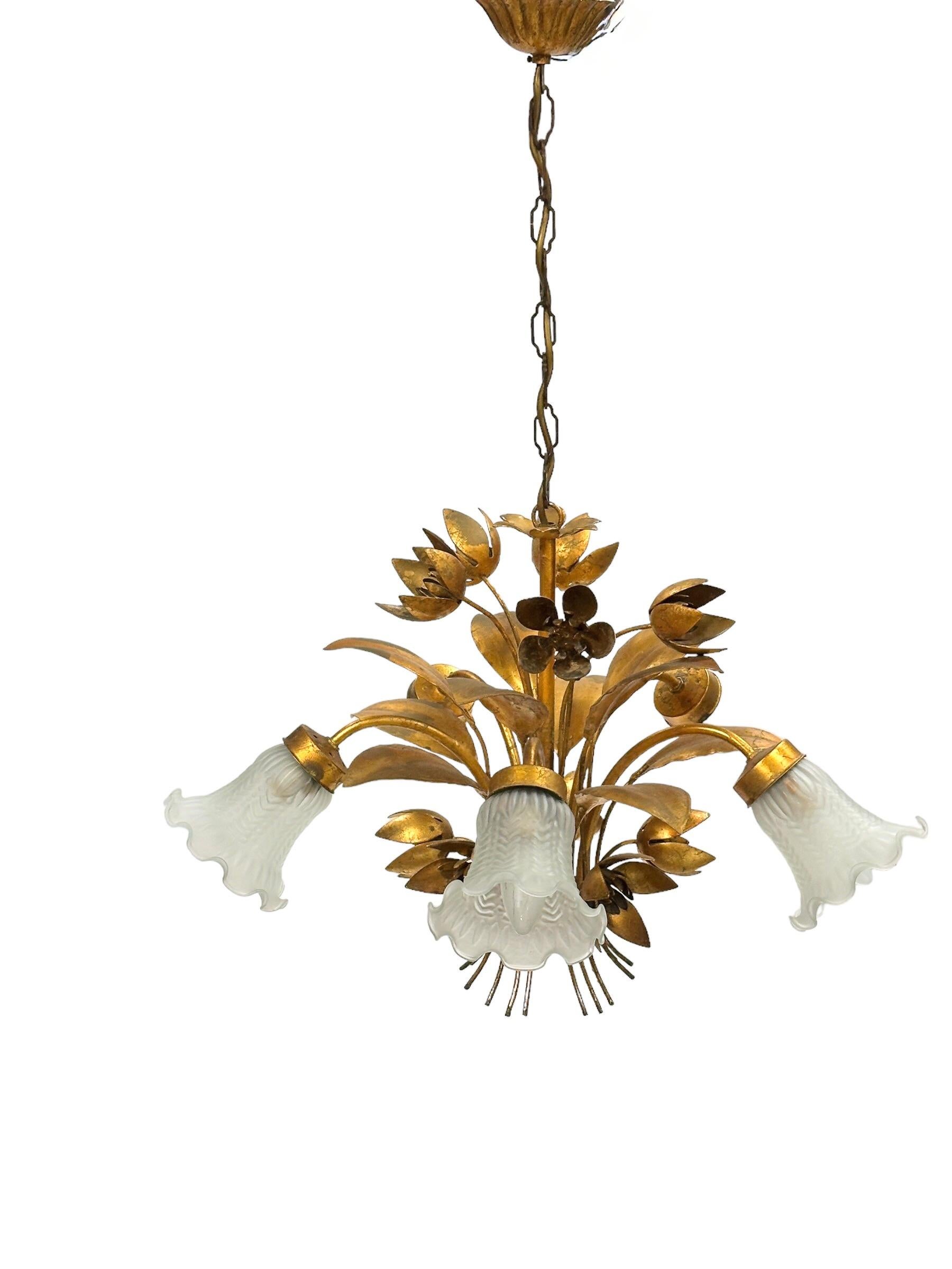 Vergoldeter fünfflammiger Kronleuchter aus Metall und Glas mit Glasschirm aus Zinn, Coco Chanel-Stil, Italien  im Angebot 1