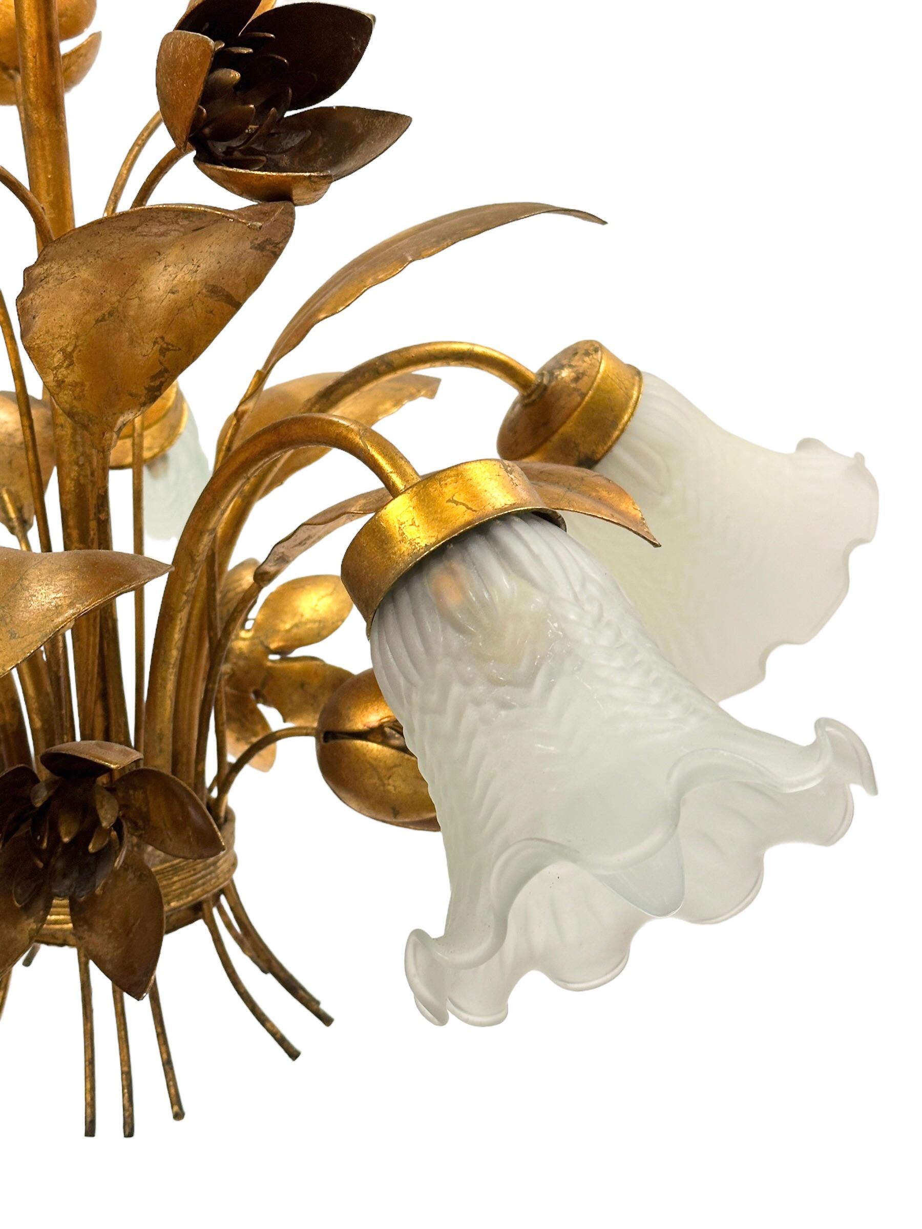 Vergoldeter fünfflammiger Kronleuchter aus Metall und Glas mit Glasschirm aus Zinn, Coco Chanel-Stil, Italien  im Angebot 2