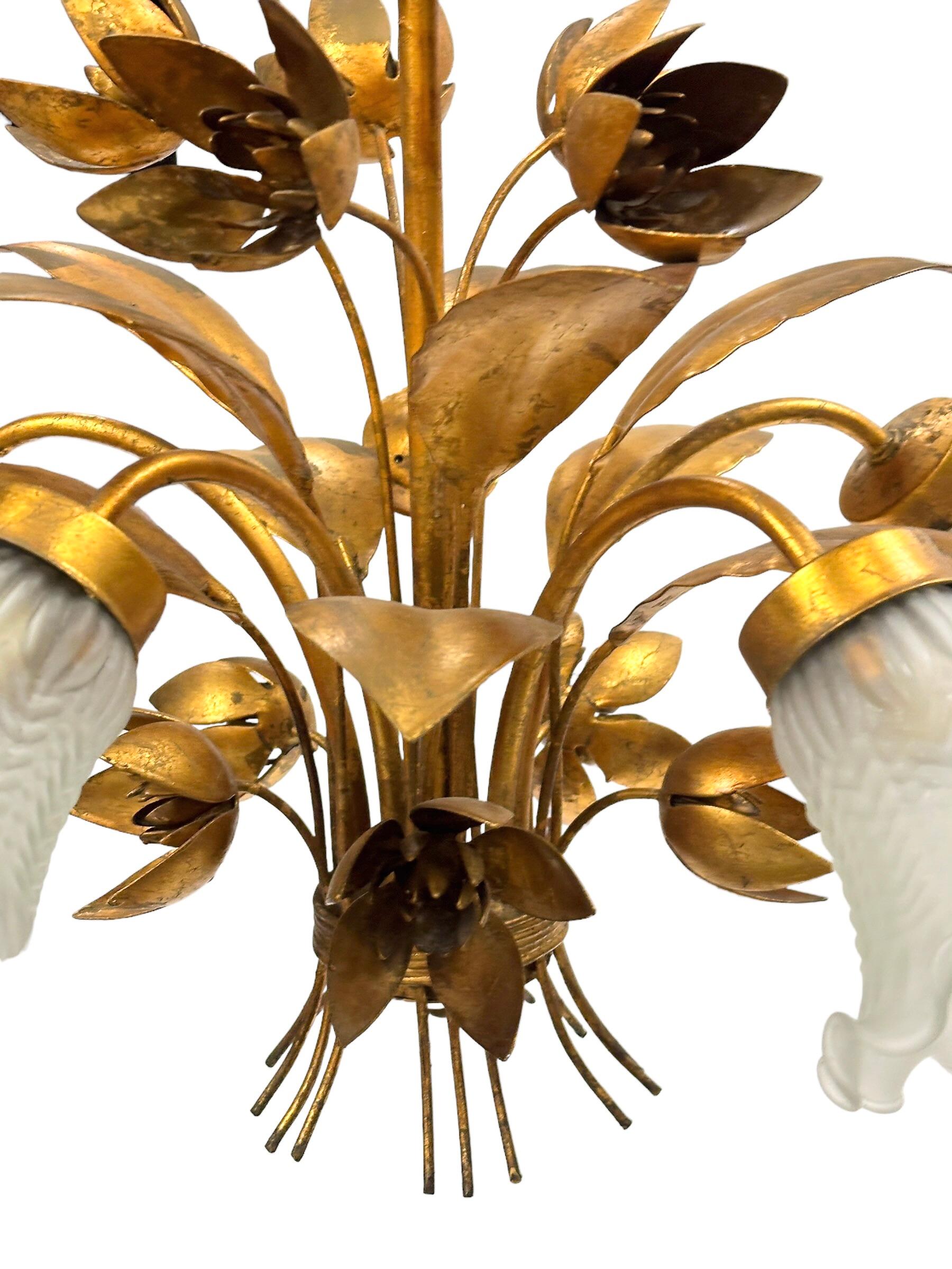 Vergoldeter fünfflammiger Kronleuchter aus Metall und Glas mit Glasschirm aus Zinn, Coco Chanel-Stil, Italien  im Angebot 3