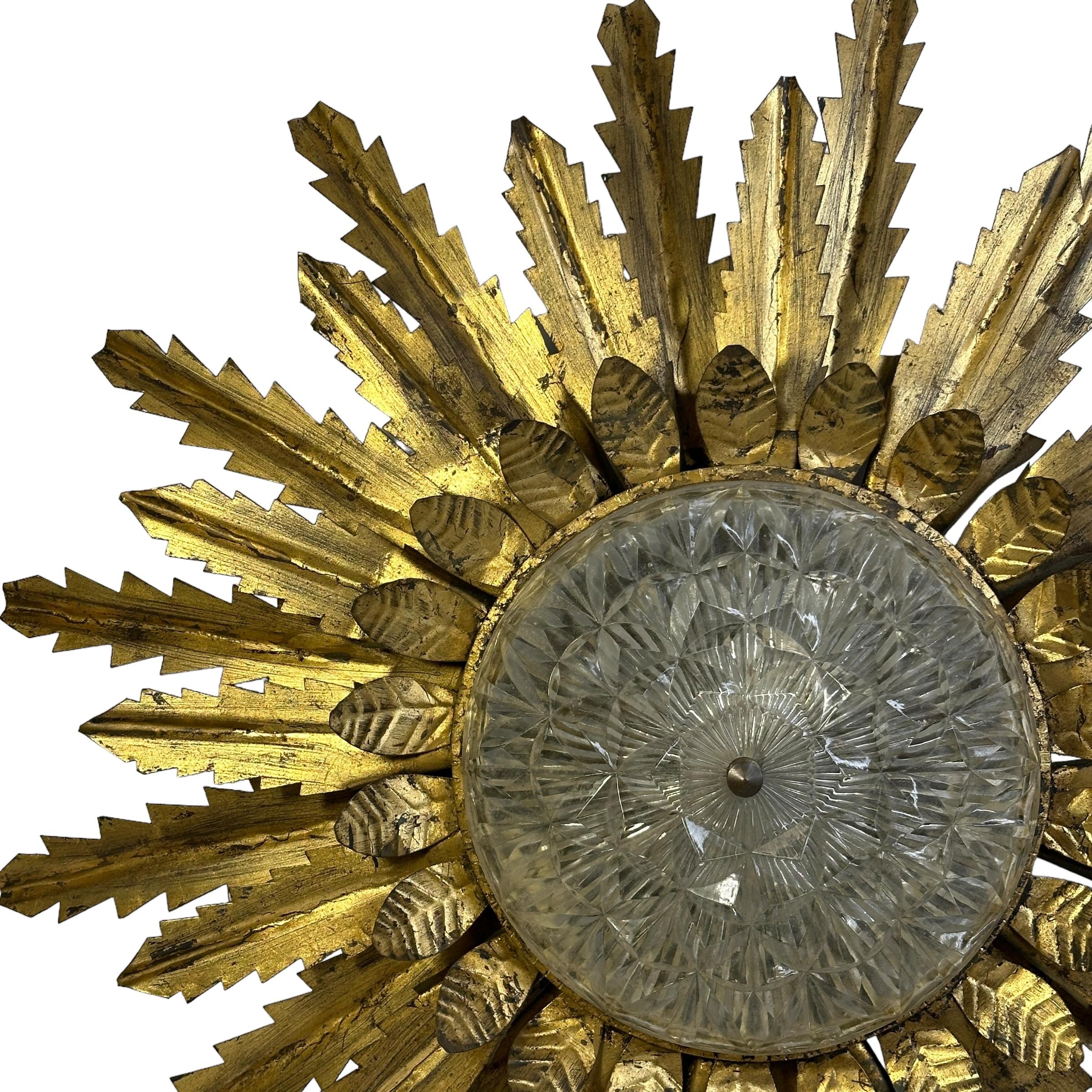 Vergoldeter Einbau-Kronleuchter aus Metall und Glas mit Sternschliff-Sonnenschliff im Coco Chanel-Stil im Zustand „Gut“ im Angebot in Nuernberg, DE