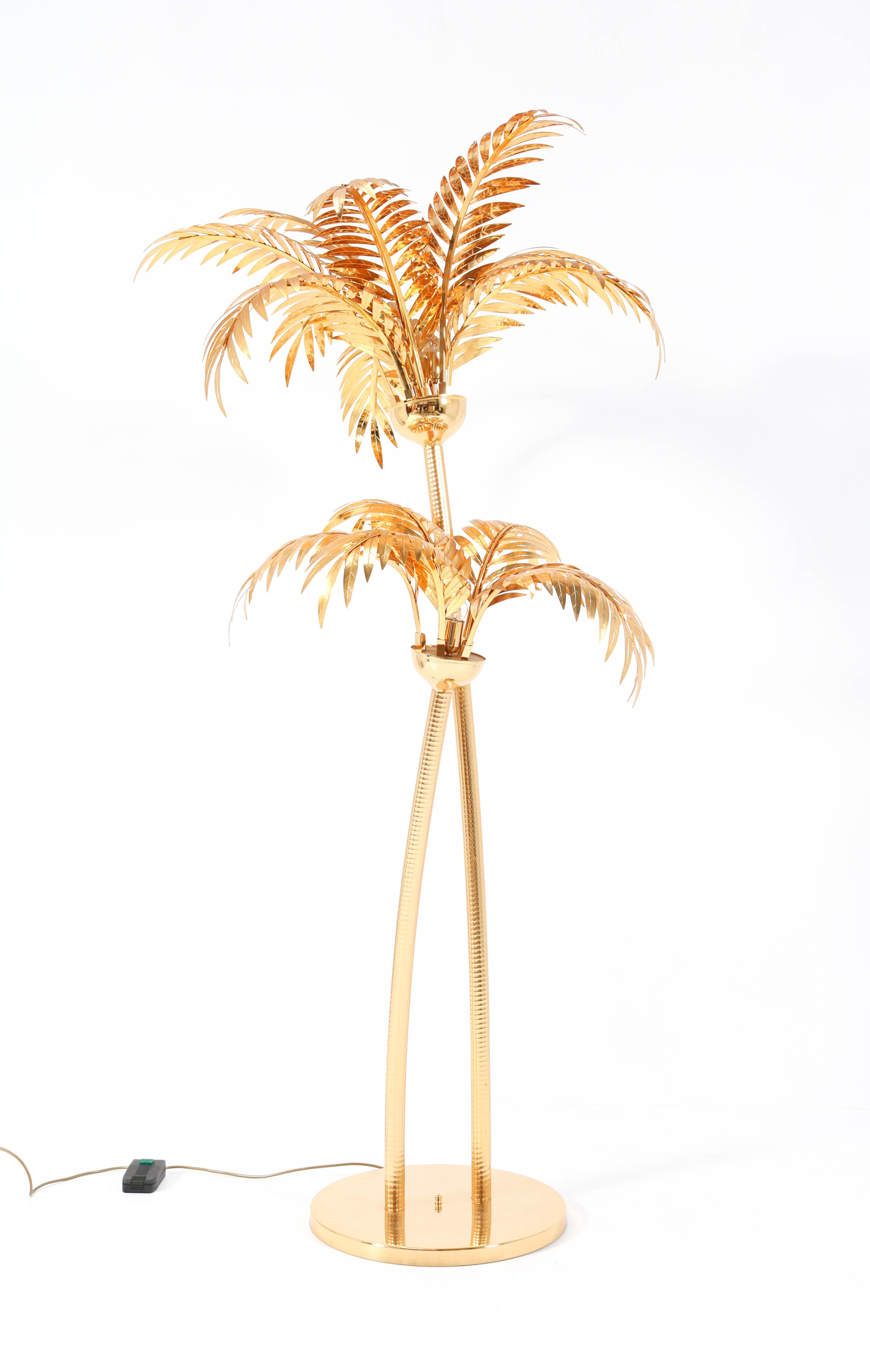 Stunning Hollywood Regency palm tree floor lamp.
In the style of Maison Baguès.
Striking French design from the 1990s.
This decorative item with an height of 209 cm or 82.28 in. is absolute an eye catcher in a Hollywood regency Mid-Century Modern
