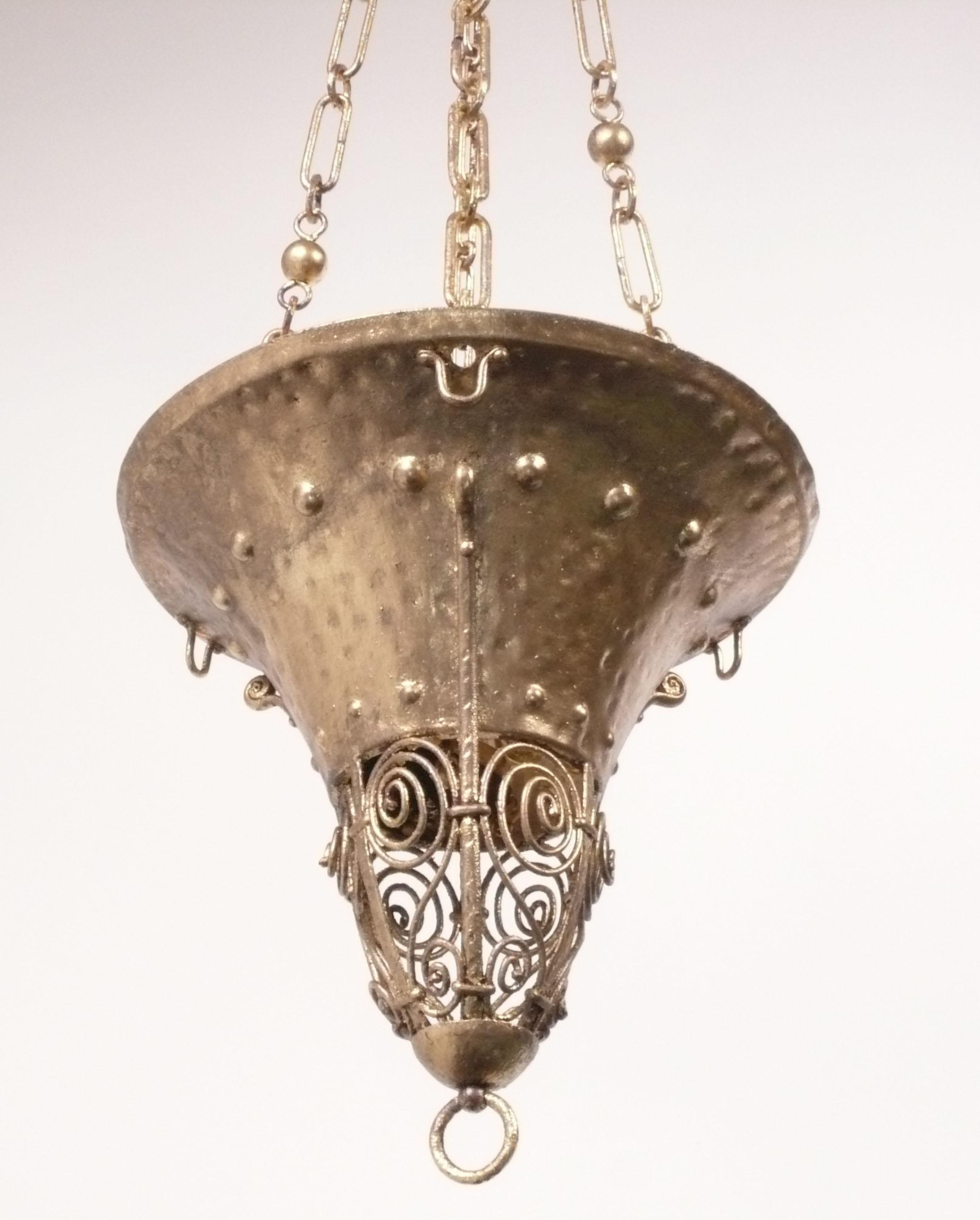 Eleganza di una lanterna o lampadario a sospensione in metallo dorato, in stile Weiner Werkstatte o Secessione Viennese, Europa, circa 1920. È stato ricablato per l'uso negli Stati Uniti ed è pronto all'uso. Il tappo del soffitto ha un diametro di