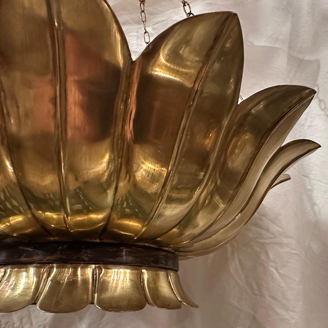 Lámpara de metal dorado con cristal insertado mediados del siglo XX en venta