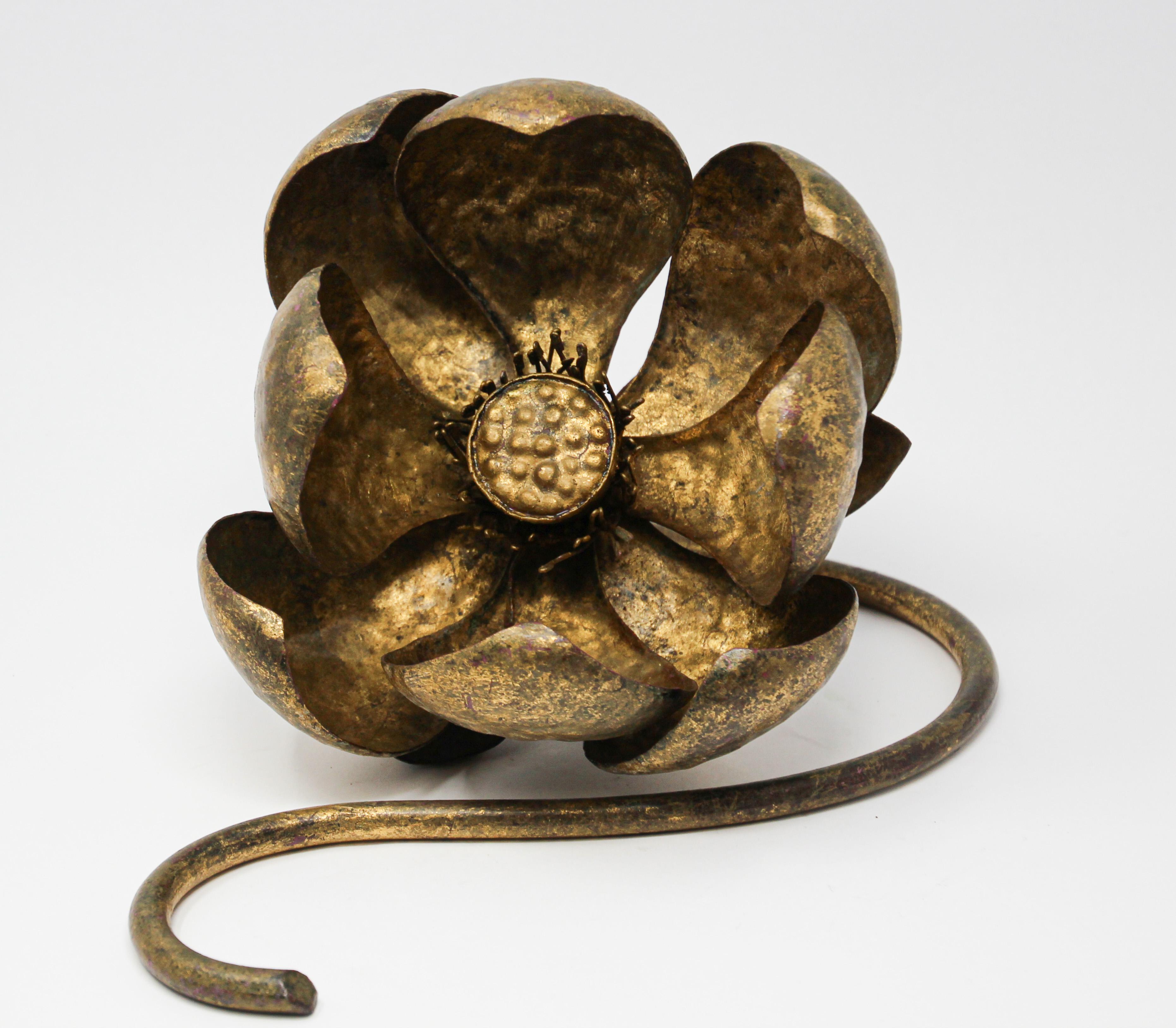 Gilt metal lotus flower sculpture or wall hanging by Sante Mingazzi designer.
Lotus flower shaped, handcrafted and hammered delicately in the Florentine gilt tole style.
Hollywood Regency style with original gold leaf in good condition.
Sticker