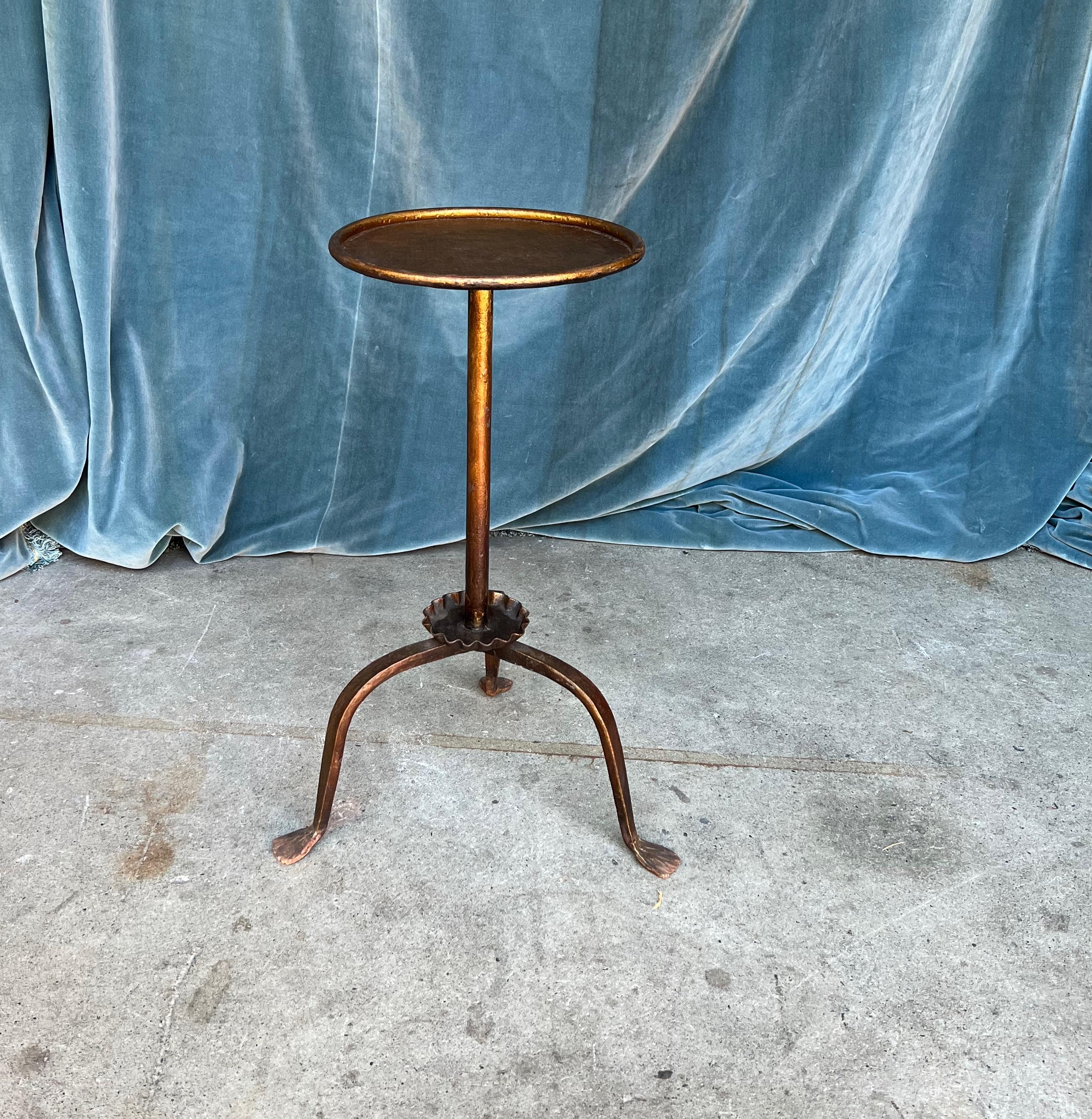 Vergoldeter Martinitisch aus Metall auf einem Dreibein-Sockel mit gerafftem Bobeche im Zustand „Gut“ im Angebot in Buchanan, NY