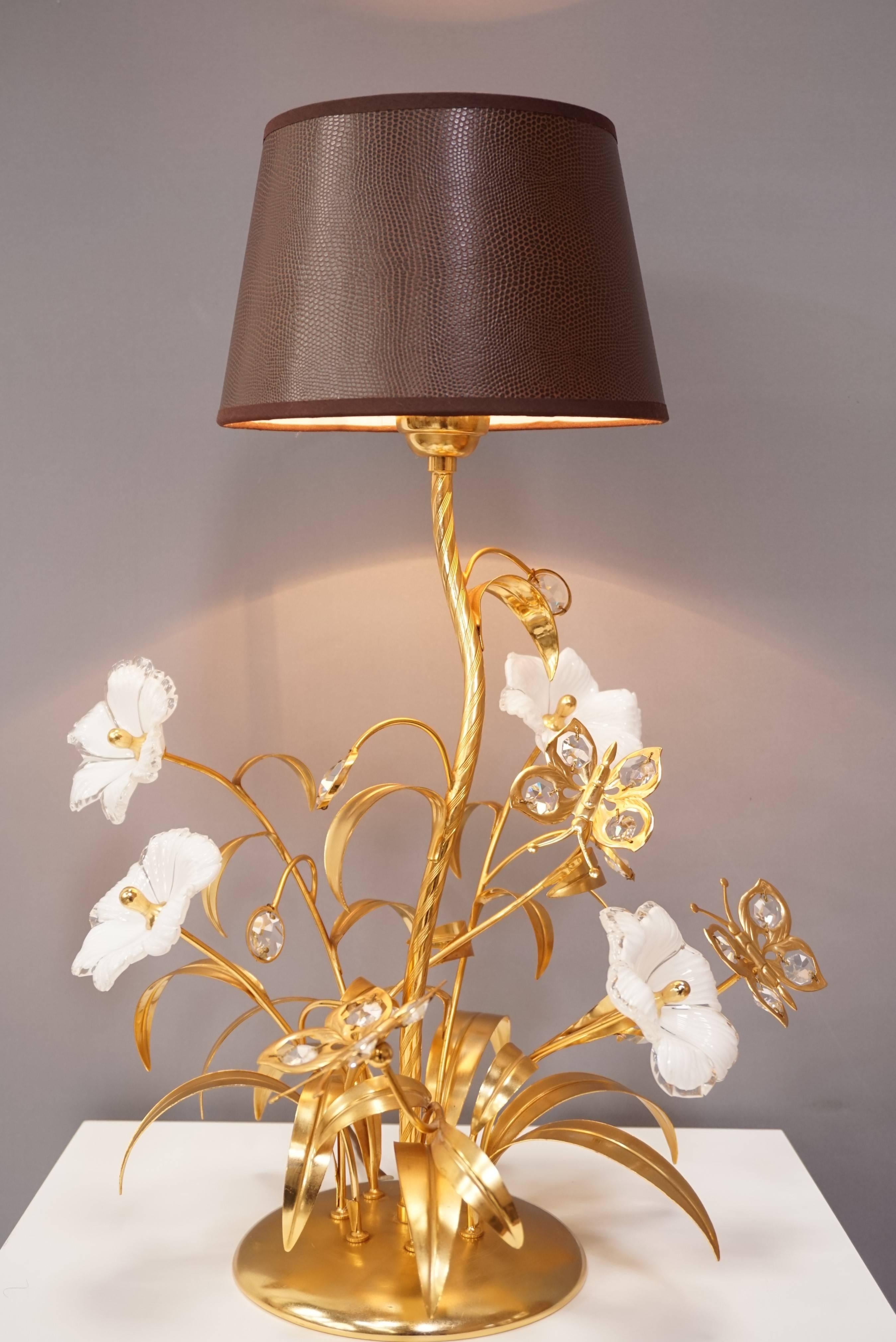 Hollywood Regency style lamp at the manner of Hans Kögl composed of a gilt metal structure and Murano glass flowers with crystal butterflies. So bucolic, so poetic and i goo state of conservation.