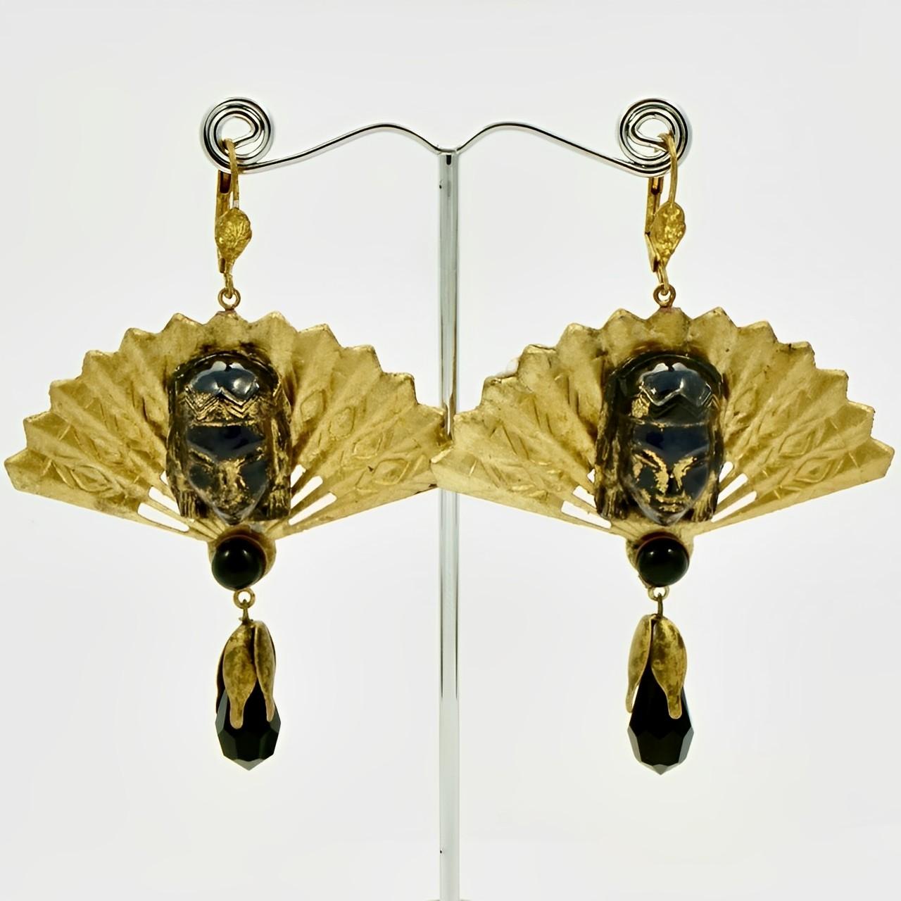 Vergoldete Metall-Ohrringe mit verschnörkeltem schwarzem Glas-Fächerverschluss und schwarzem Glastropfen im Zustand „Gut“ im Angebot in London, GB