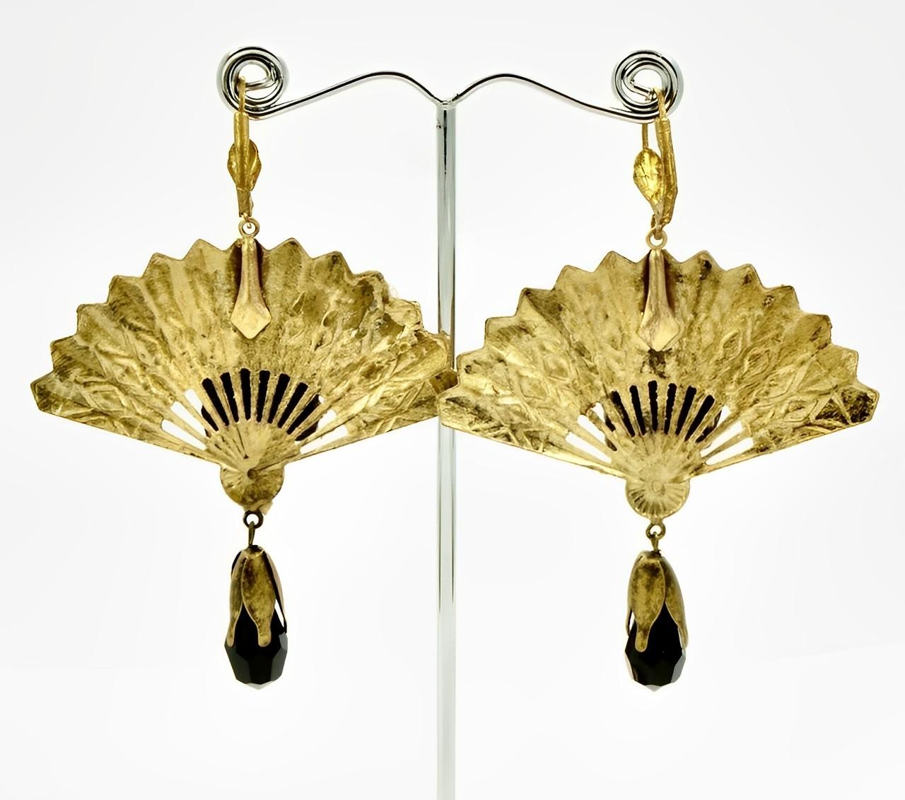 Vergoldete Metall-Ohrringe mit verschnörkeltem schwarzem Glas-Fächerverschluss und schwarzem Glastropfen im Angebot 1