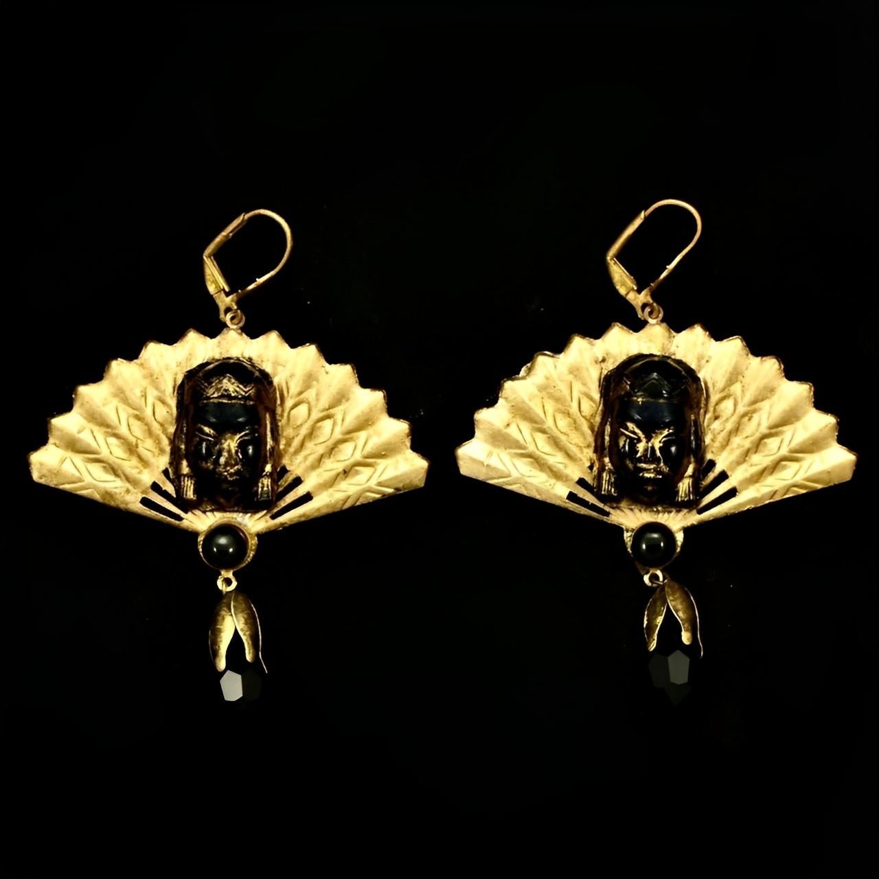Boucles d'oreilles à levier en métal doré avec goutte en verre noir et éventail orné d'une face en verre noir en vente 2