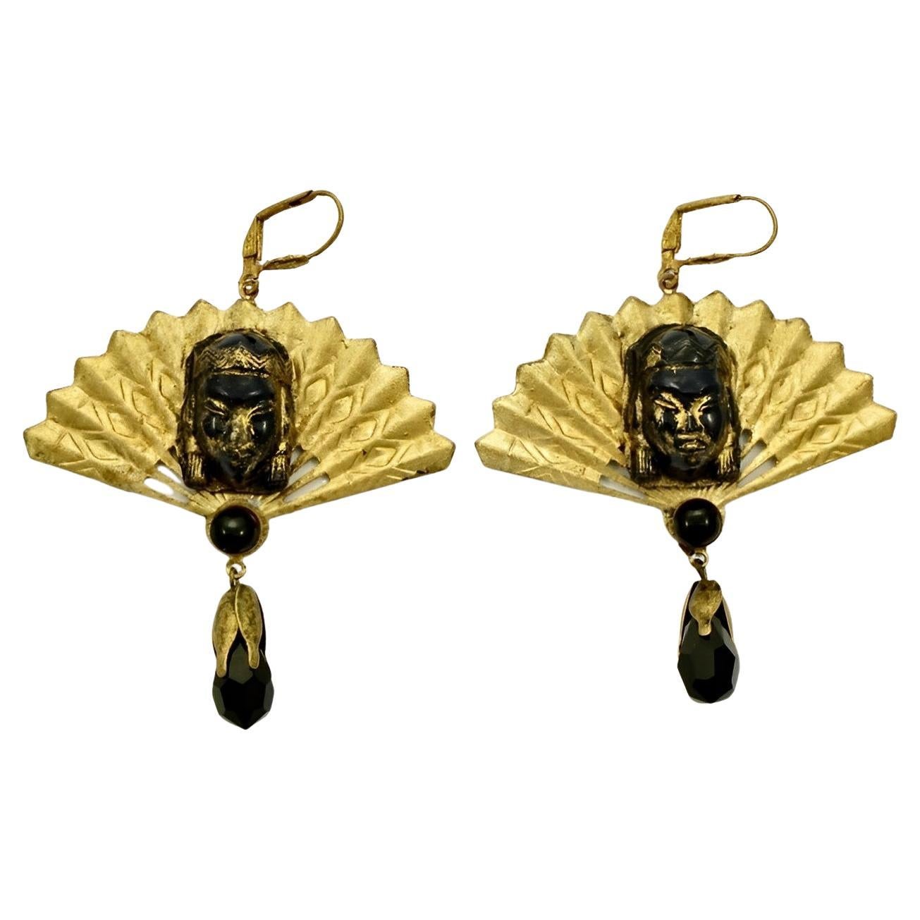 Vergoldete Metall-Ohrringe mit verschnörkeltem schwarzem Glas-Fächerverschluss und schwarzem Glastropfen