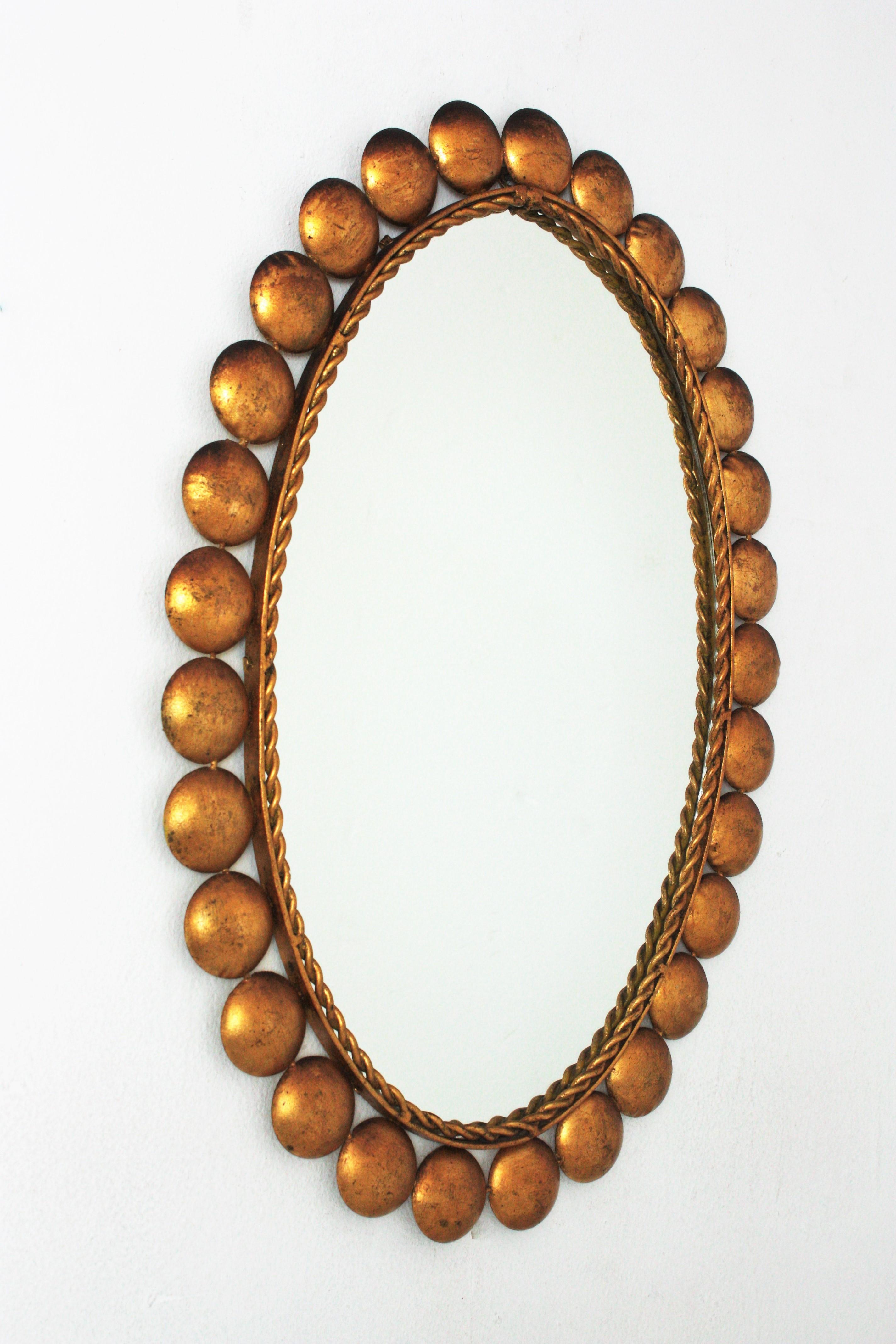 Ovaler Spiegel mit Kugelrahmen, vergoldetes Metall (Moderne der Mitte des Jahrhunderts) im Angebot
