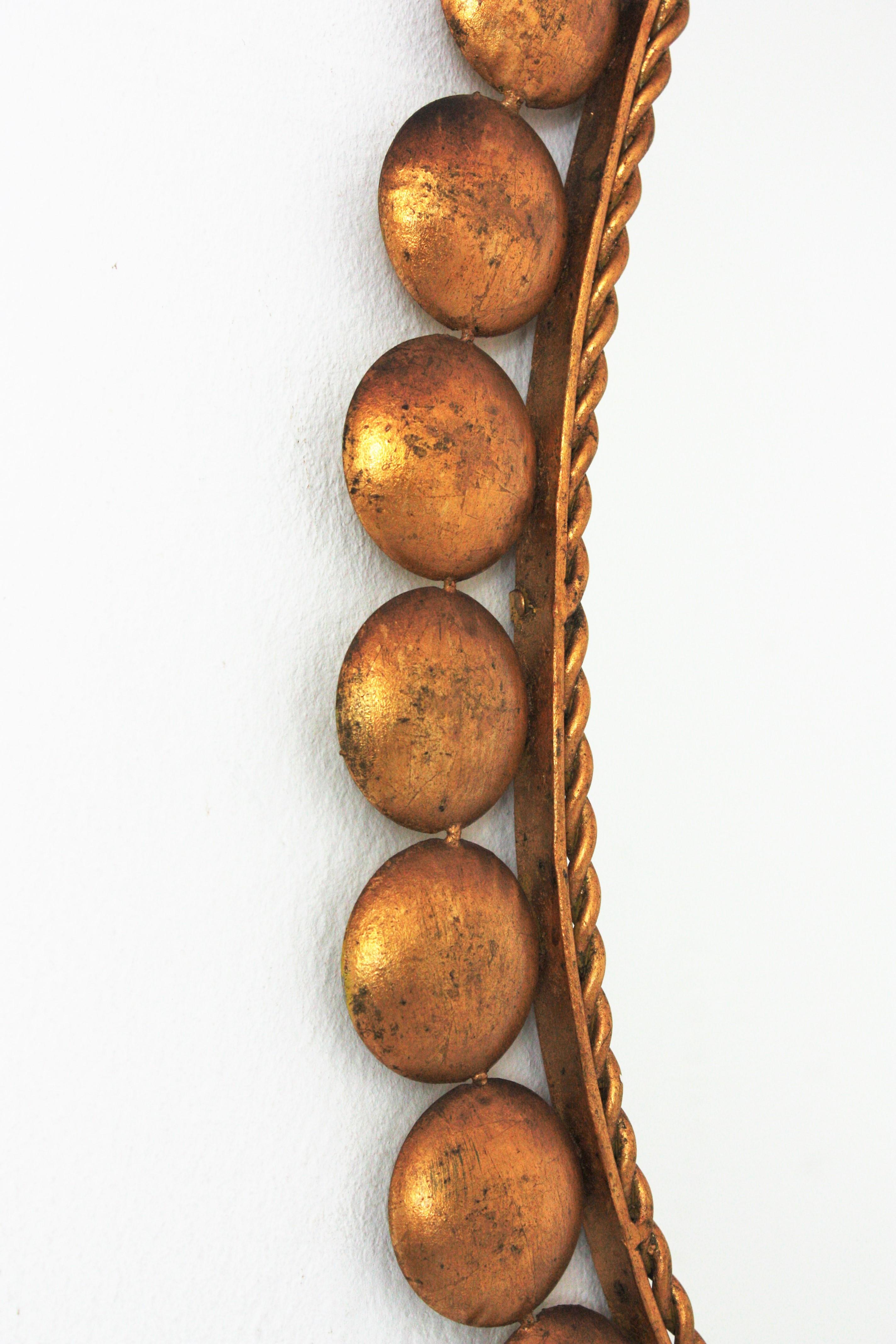 Espagnol Miroir ovale avec cadre à boules, métal doré en vente
