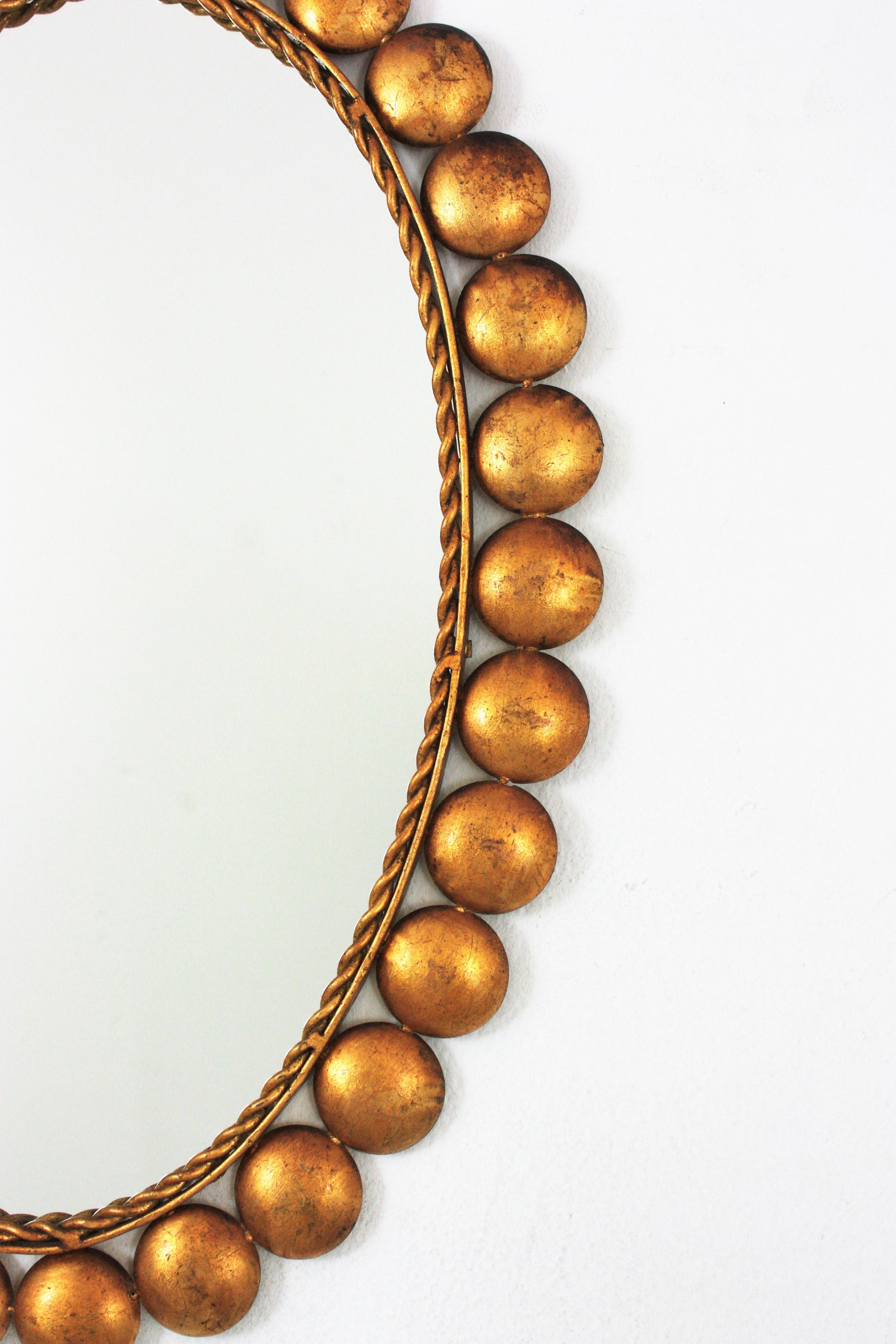 Ovaler Spiegel mit Kugelrahmen, vergoldetes Metall (20. Jahrhundert) im Angebot