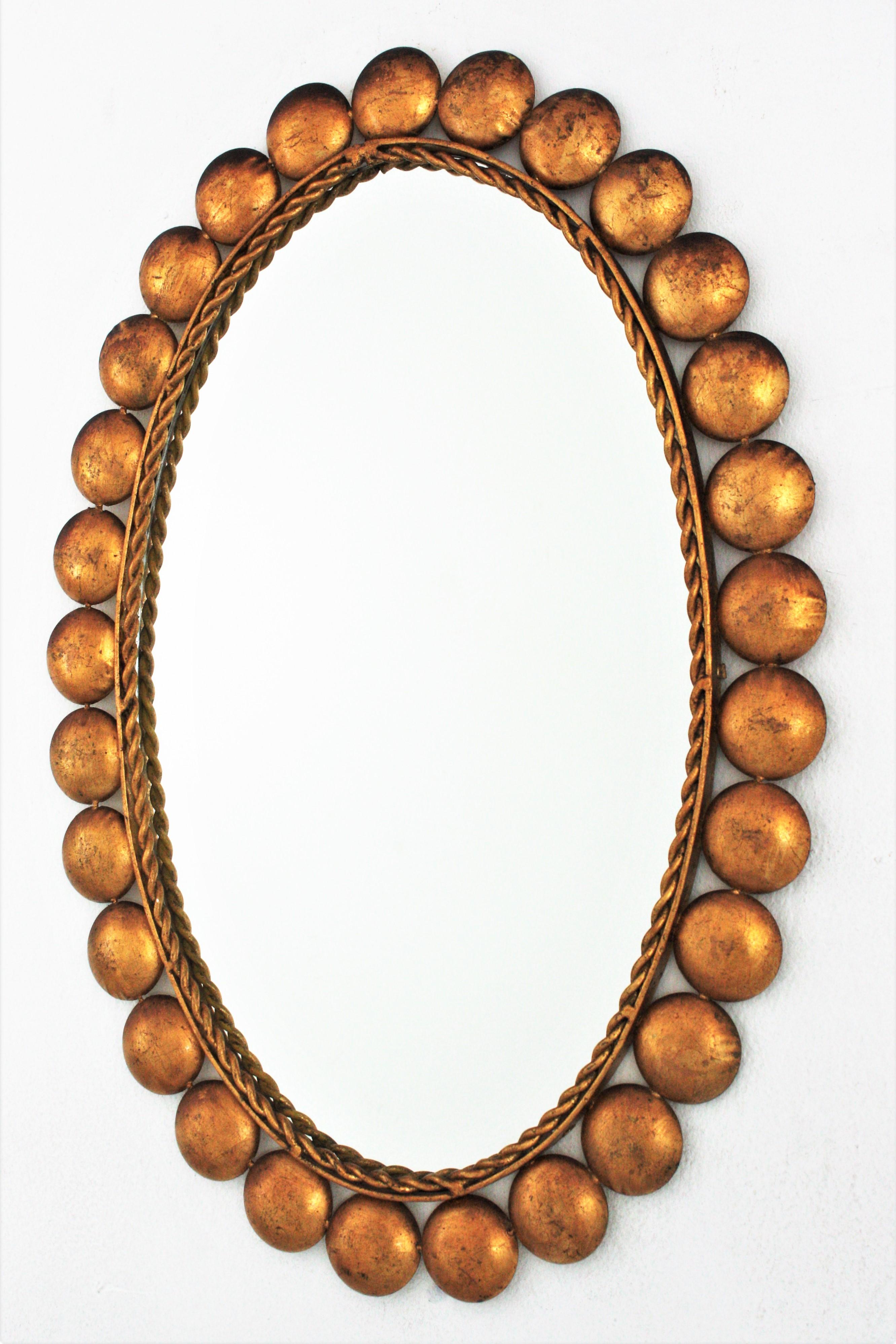 20ième siècle Miroir ovale avec cadre à boules, métal doré en vente