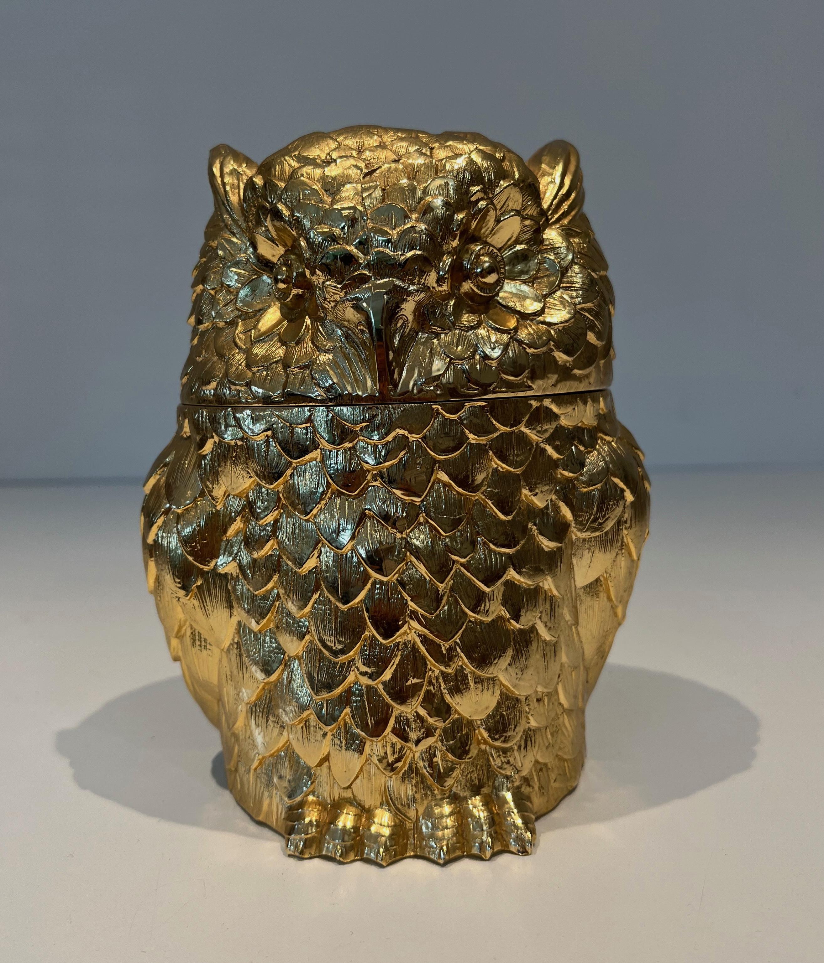 Esta simpática cubitera búho está hecha de metal dorado . Muy bonito dorado. Se trata de una obra italiana de Mauro Mainetti. Alrededor de 1970