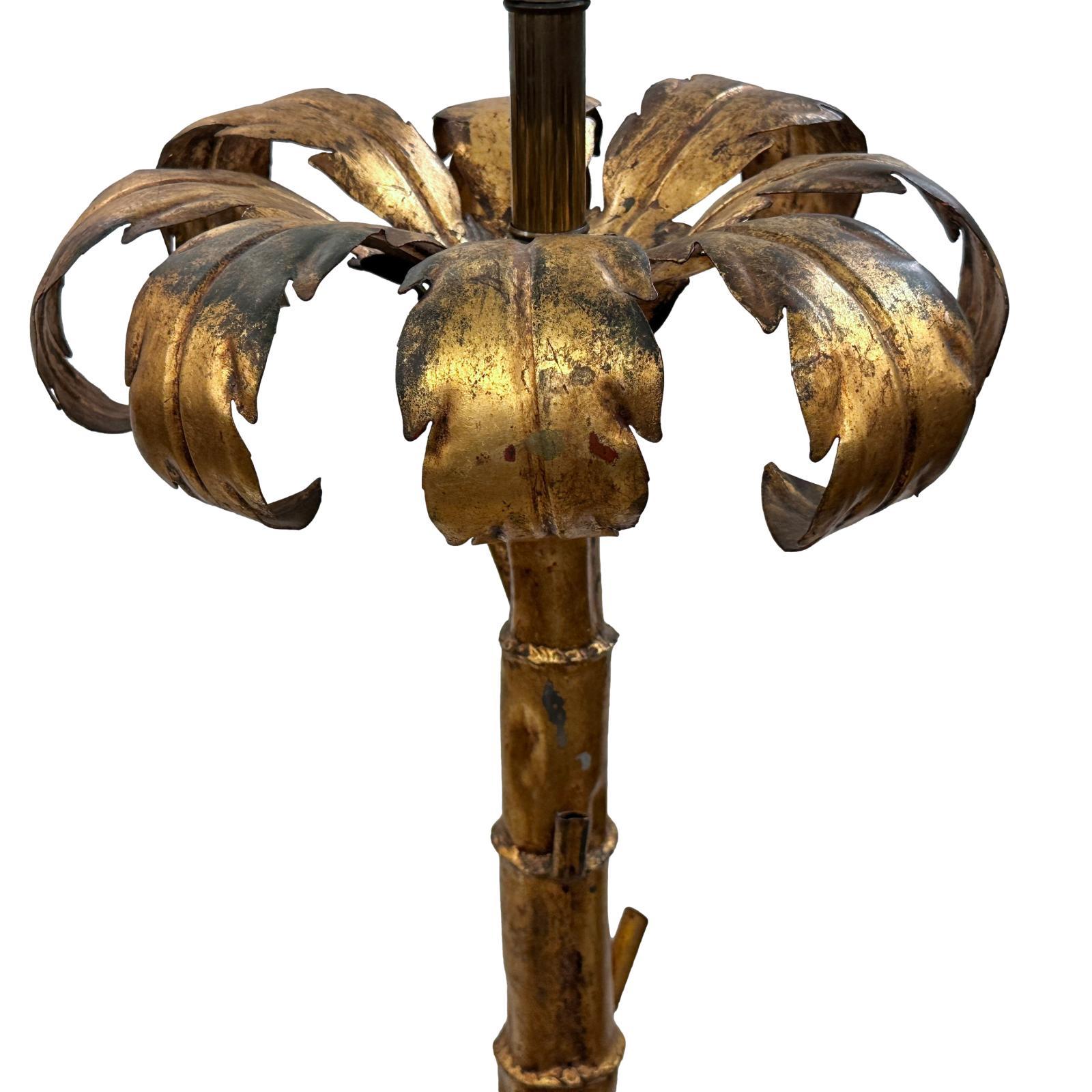 Lampada da tavolo francese a forma di palma in metallo dorato degli anni '40 circa con base a treppiede.

Misure:
Altezza della scocca: 28