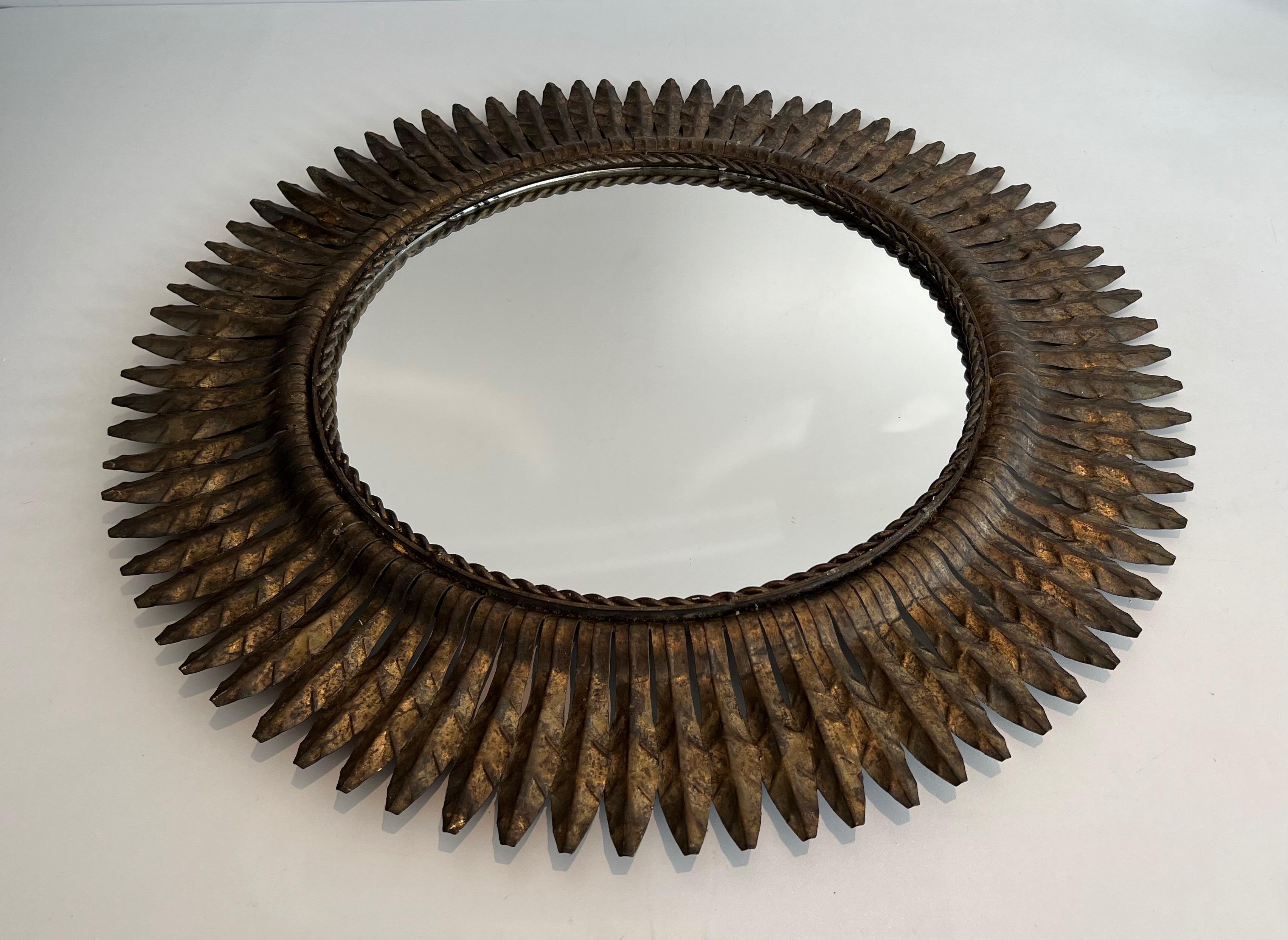 Specchio rotondo in metallo dorato in vendita 6