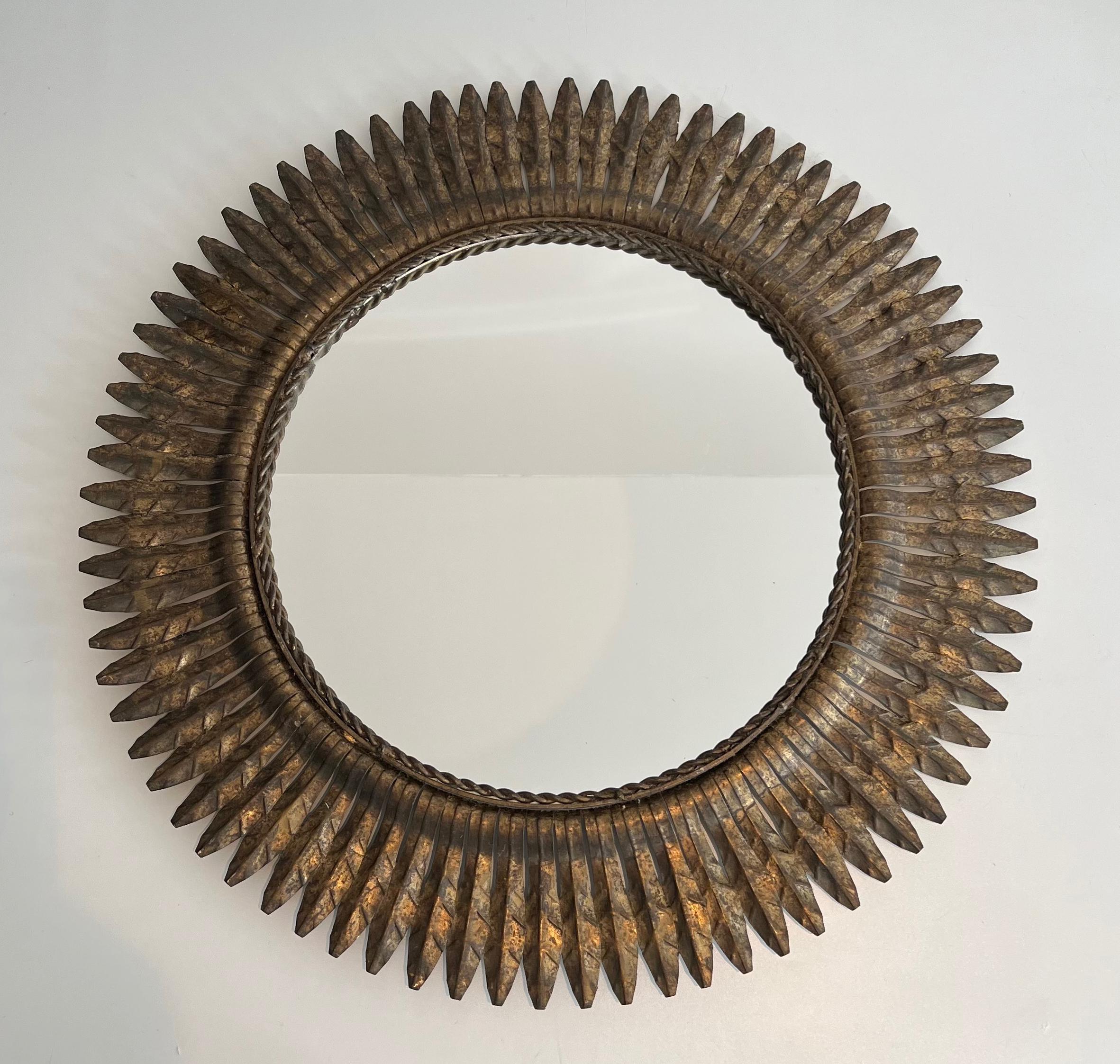 Questo specchio rotondo molto bello e decorativo è realizzato in metallo dorato. Questa è un'opera francese. Circa 1940