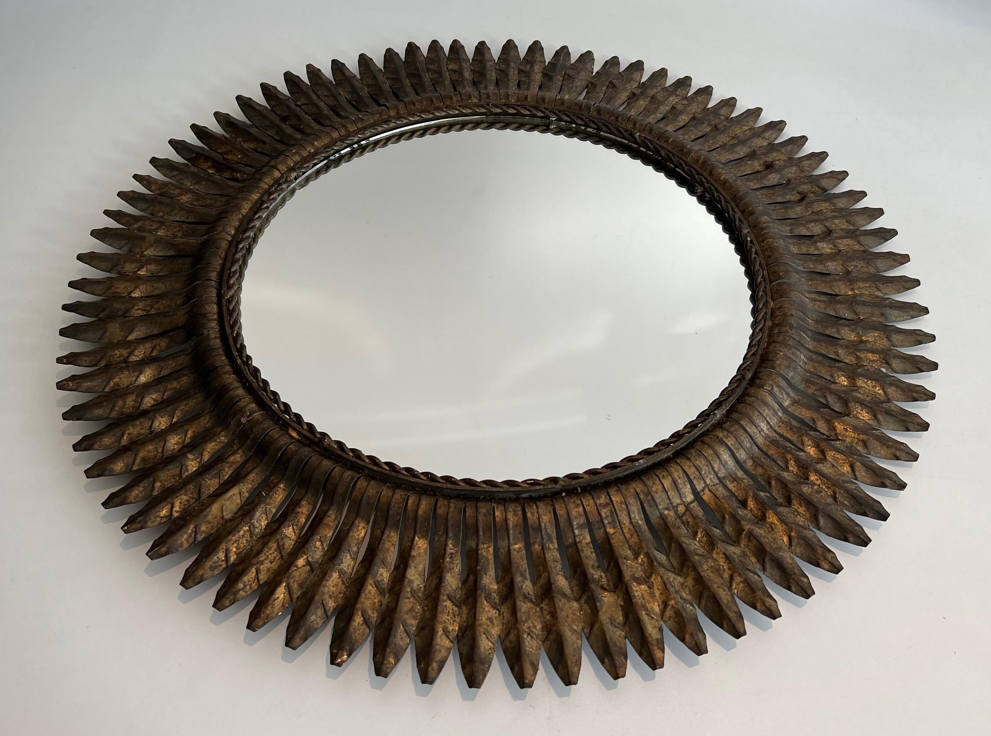 Mid-Century moderno Specchio rotondo in metallo dorato in vendita