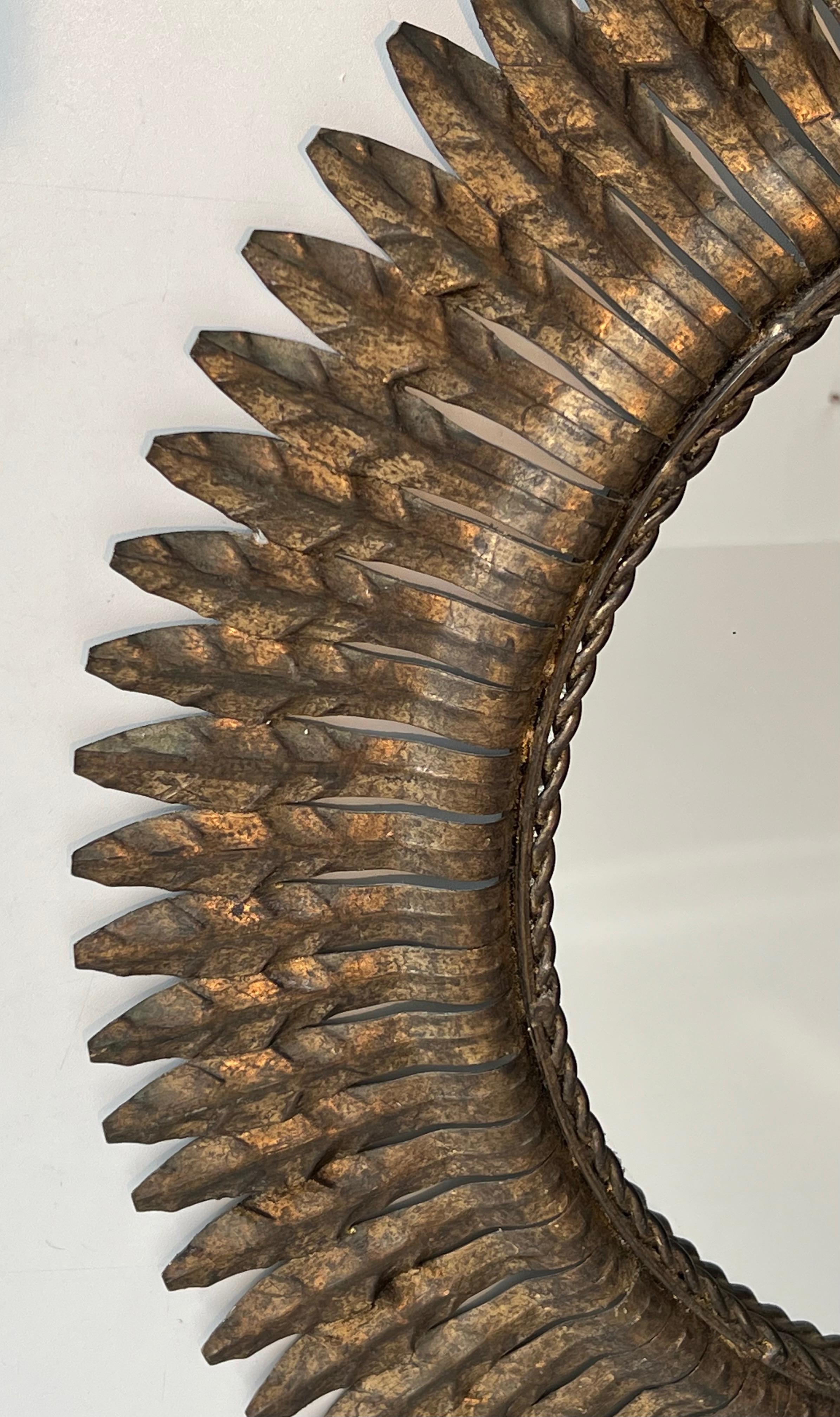 Dorato Specchio rotondo in metallo dorato in vendita