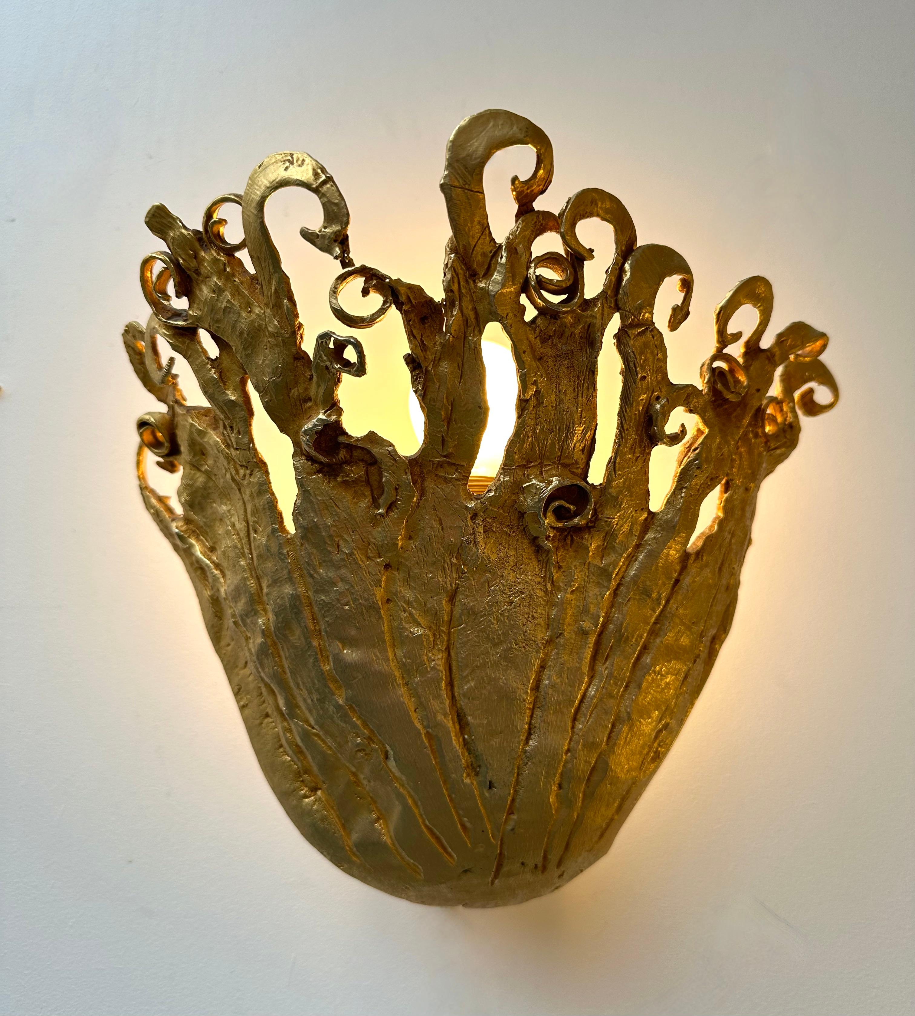 Flame wall light lamp sconce in gilt gilding metal, bronze style by Fondica. Famous artist who have worked for the manufacture are Mathias, Stéphane Galerneau, Nicolas Dewael. In the style of Garouste et Bonetti, Giacometti, Maison Jansen, Baguès,