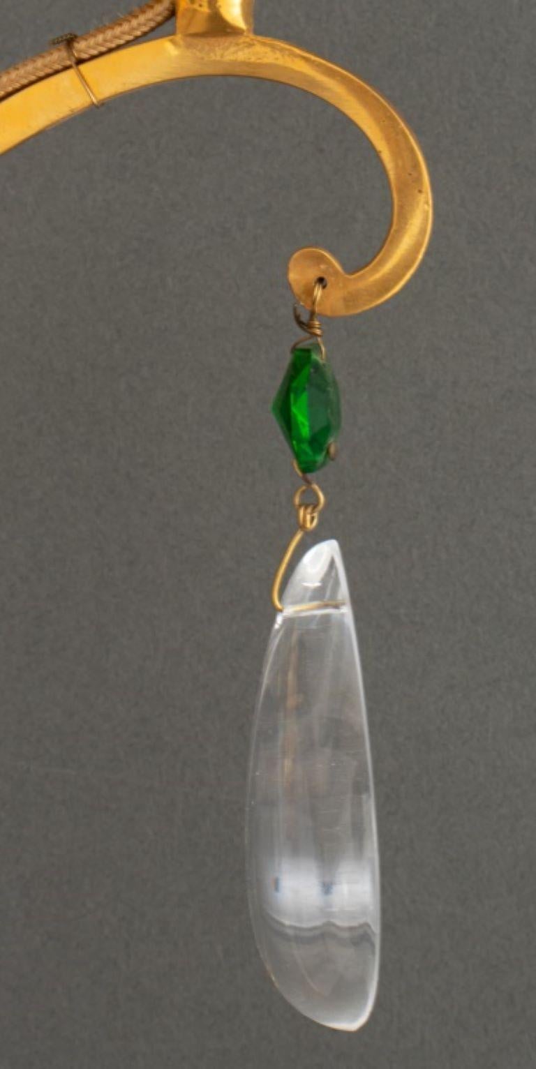 Appliques à bras de rouleau en métal doré, chacune avec une plaque arrière en forme de rosette délivrant un bras de rouleau suspendu en cristal vert et clair avec un seul chandelier floriforme et une bobèche.