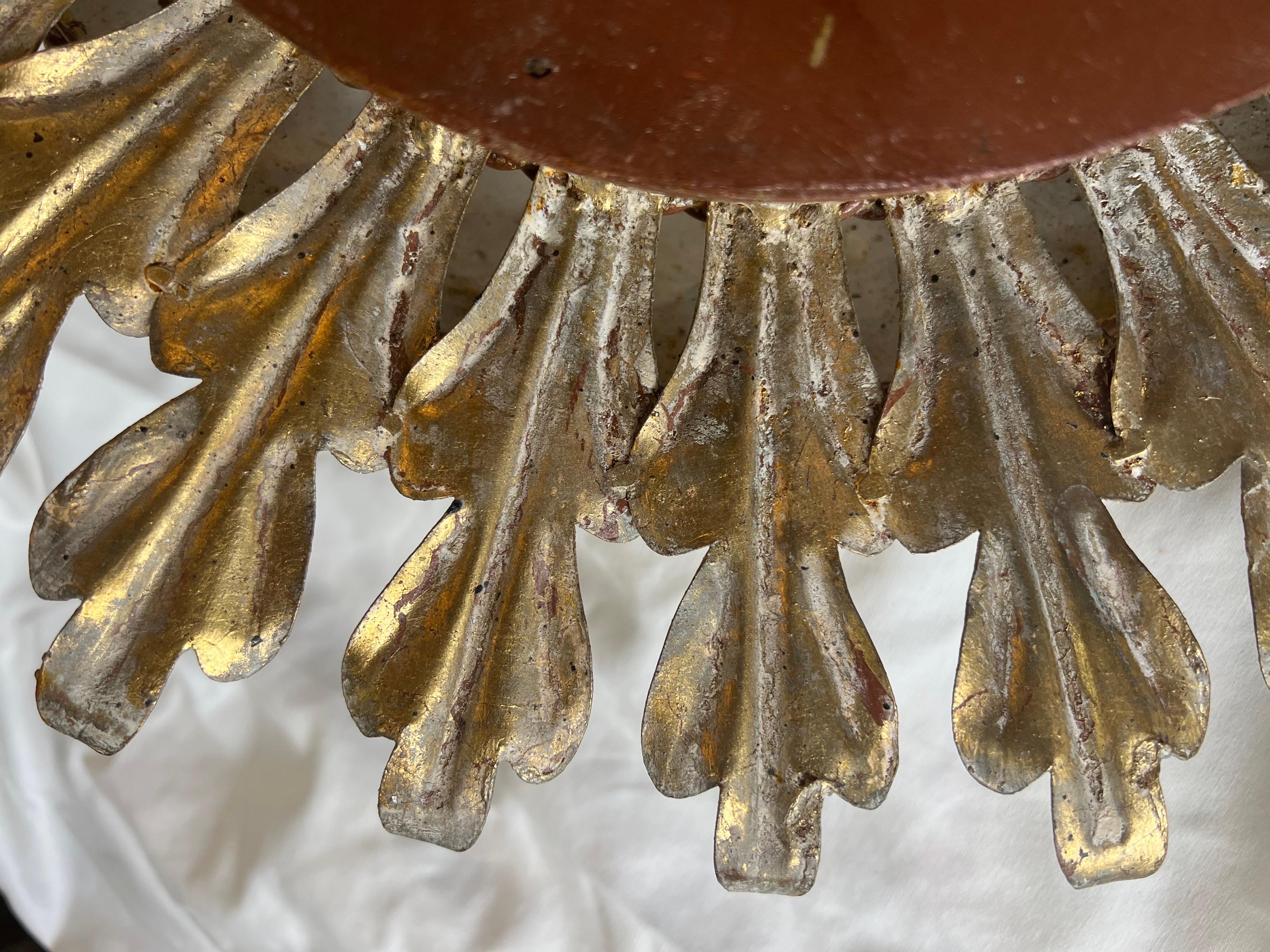 Deckenleuchte aus vergoldetem Metall mit Sonnenschliff von MLA (Blattgold) im Angebot