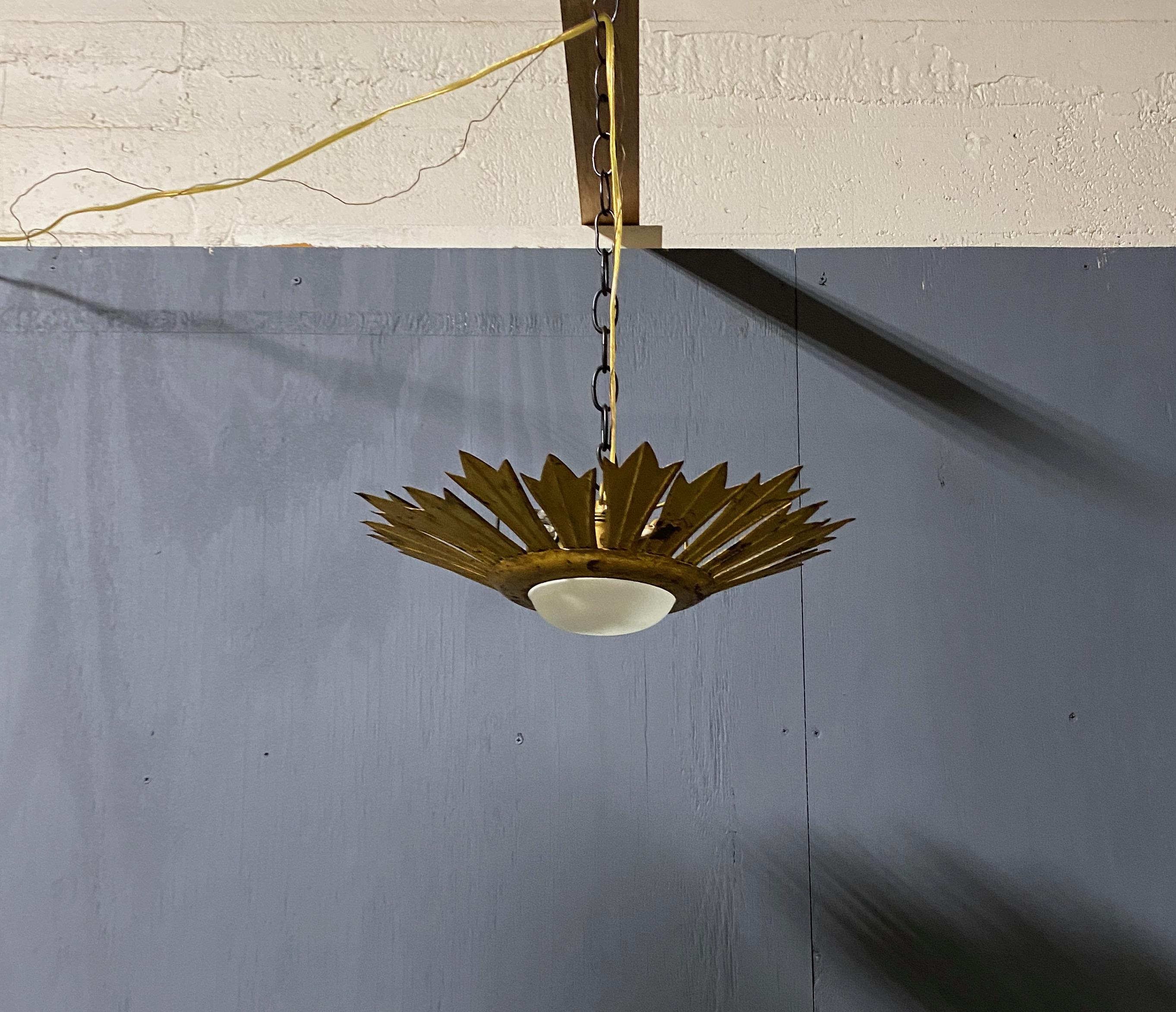 Plafonnier Sunburst en métal doré avec globe opalin convexe en vente 3