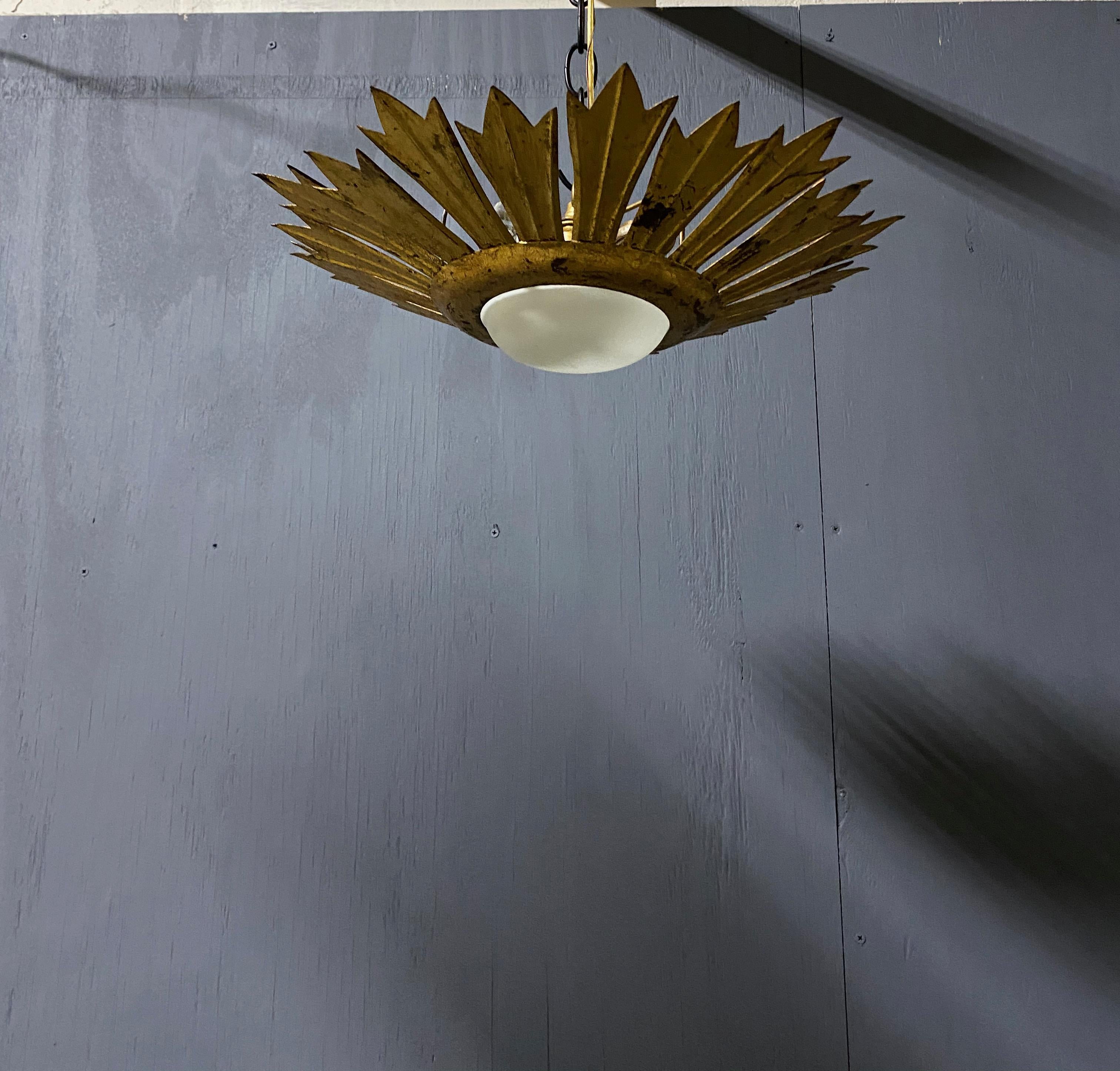 Plafonnier Sunburst en métal doré avec globe opalin convexe en vente 6