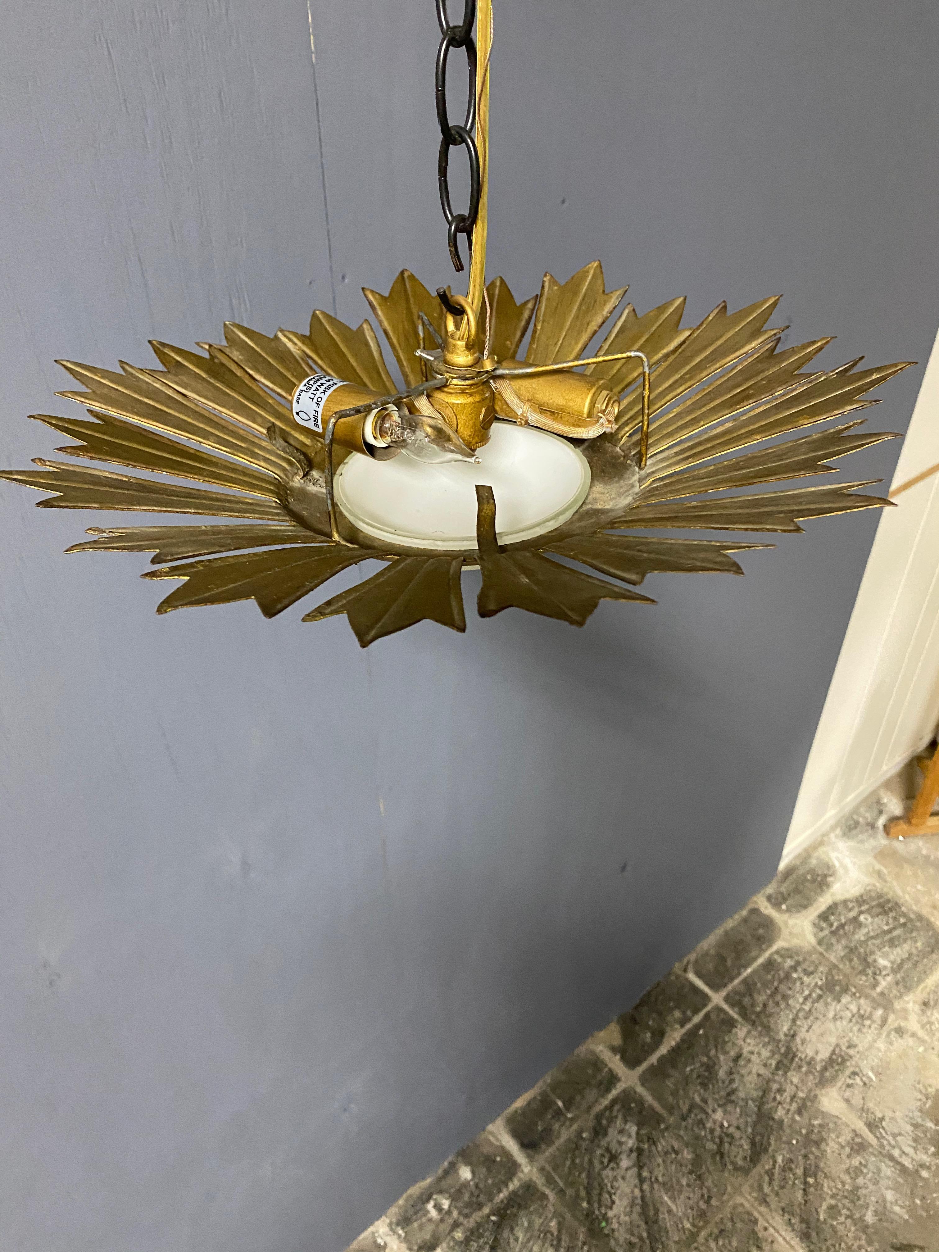 Plafonnier Sunburst en métal doré avec globe opalin convexe en vente 7