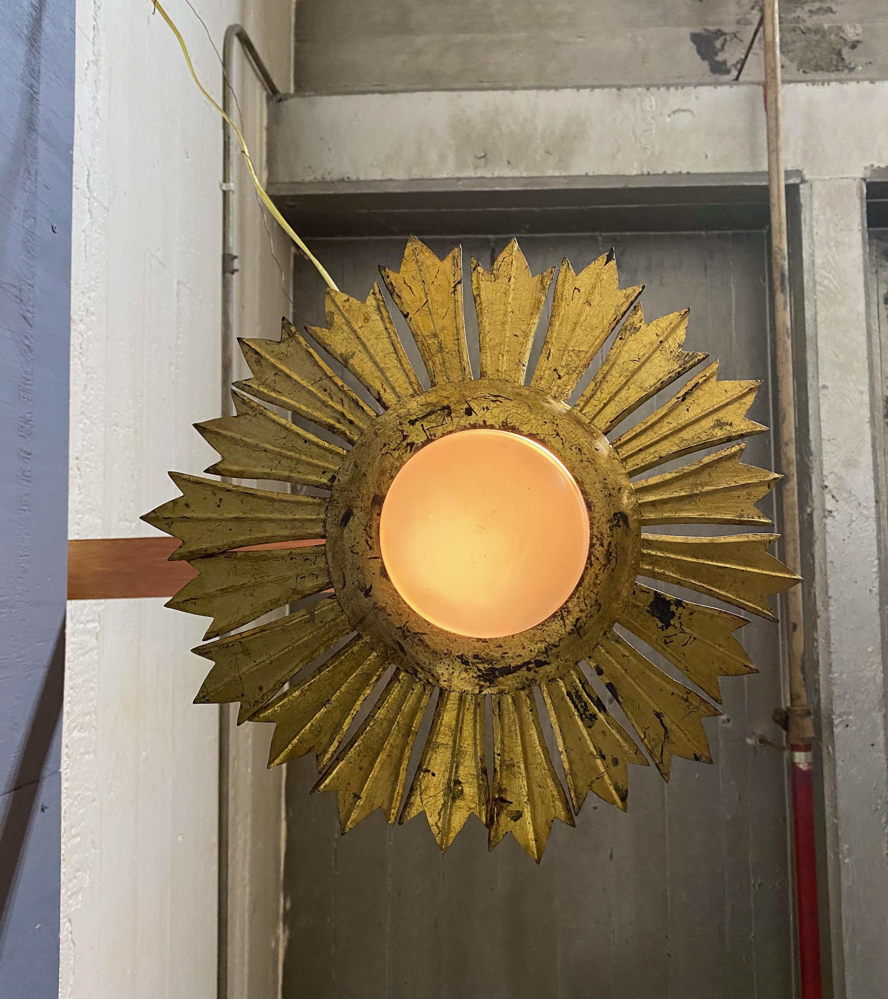 Mid-Century Modern Plafonnier Sunburst en métal doré avec globe opalin convexe en vente