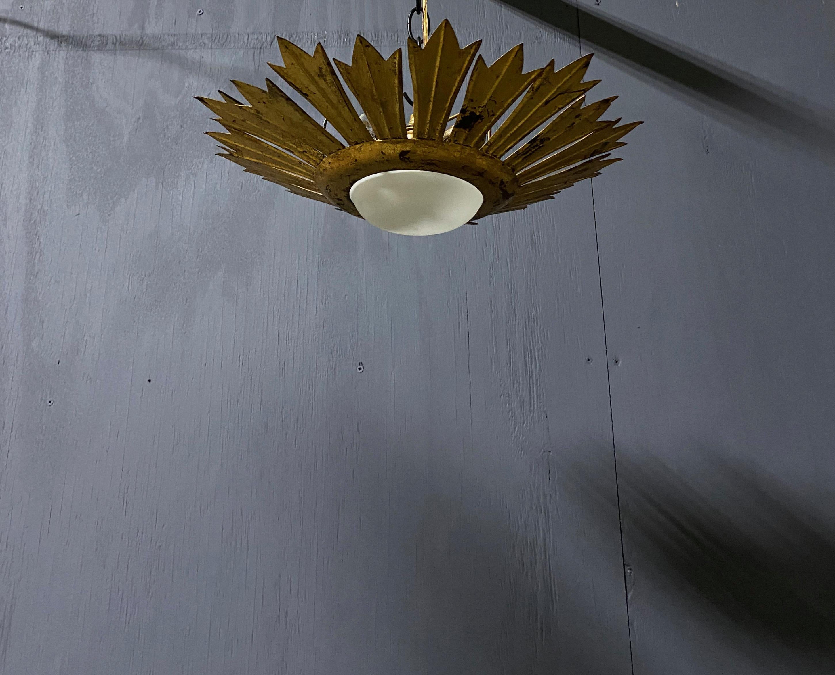 Milieu du XXe siècle Plafonnier Sunburst en métal doré avec globe opalin convexe en vente