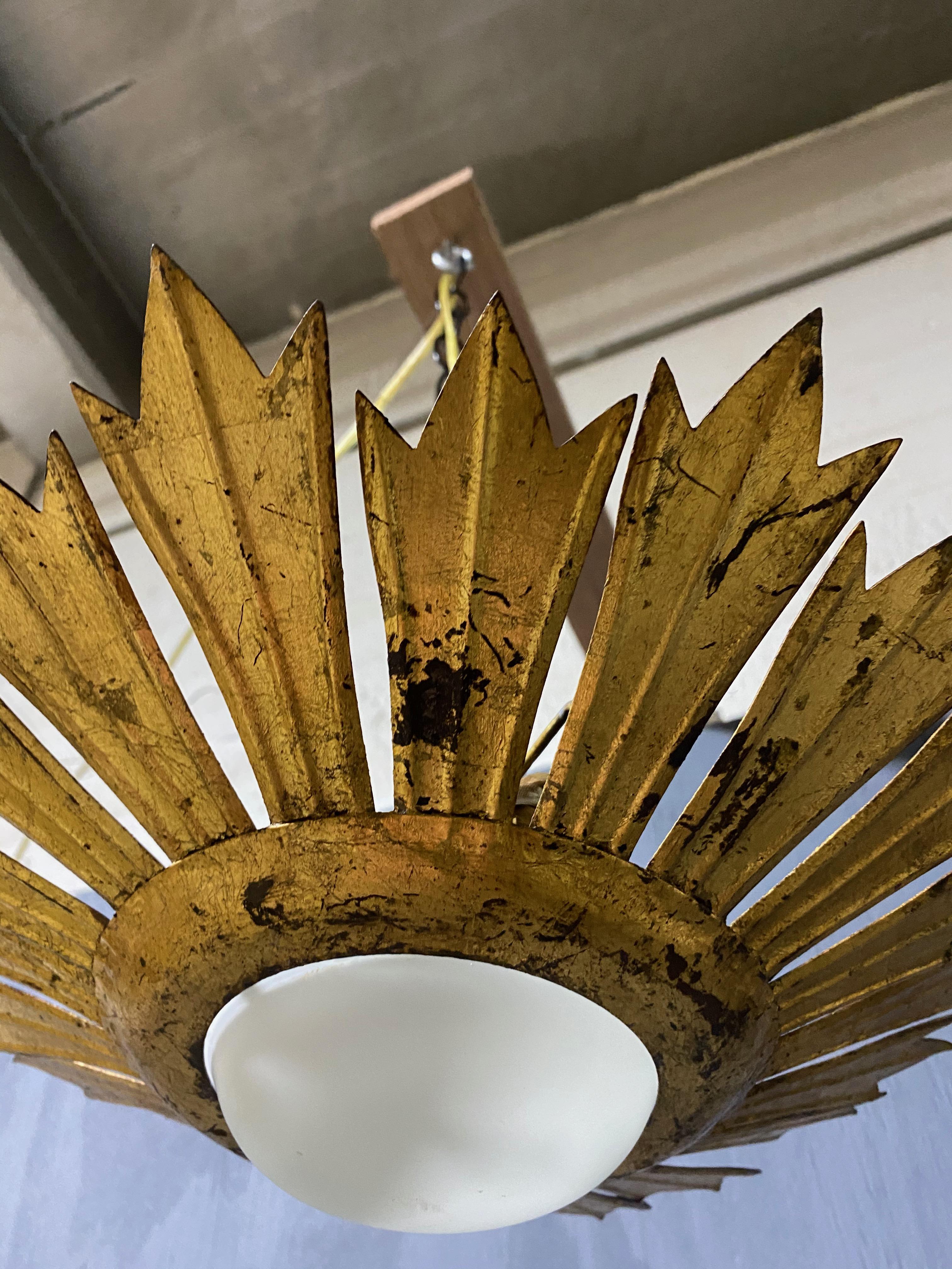 Verre opalin Plafonnier Sunburst en métal doré avec globe opalin convexe en vente