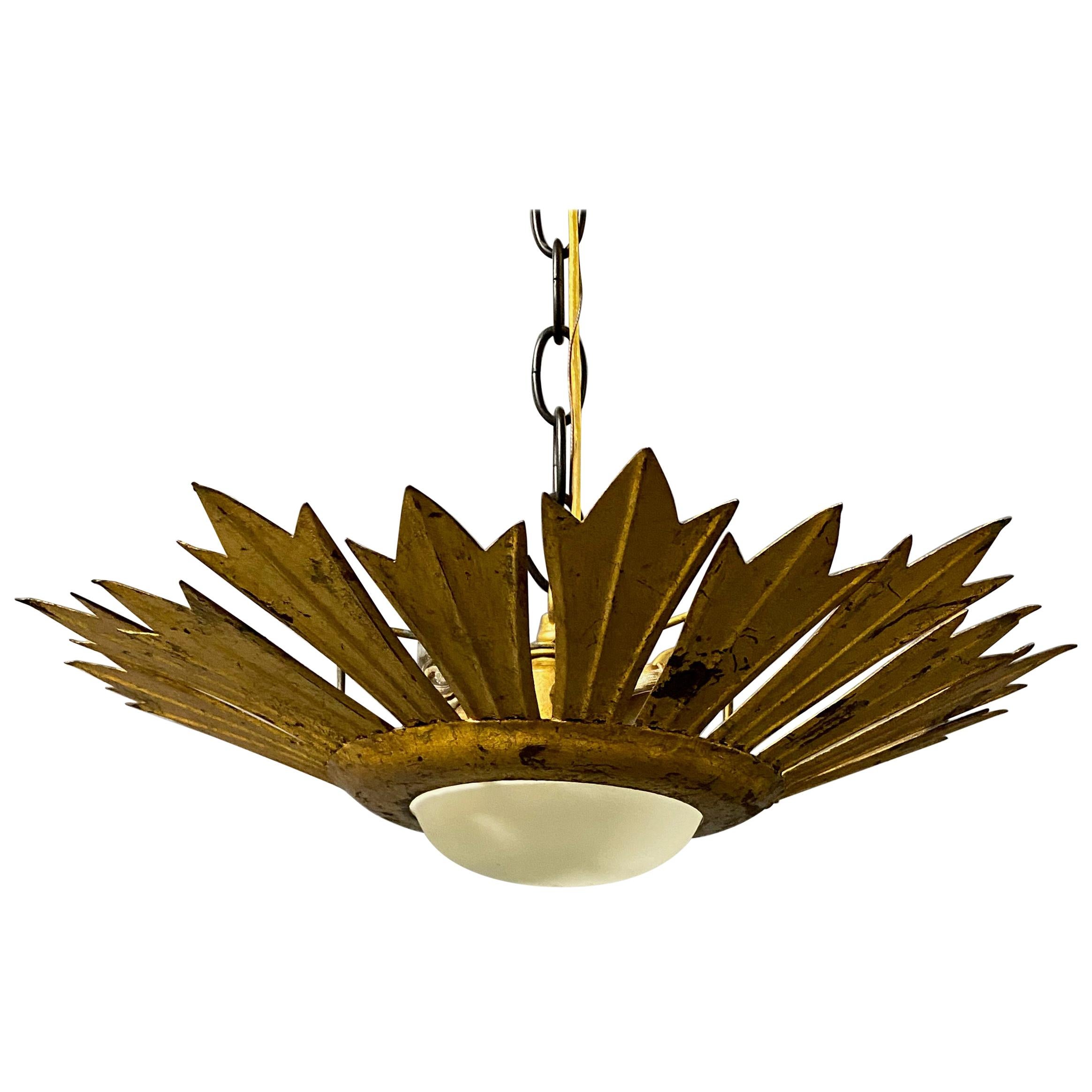 Plafonnier Sunburst en métal doré avec globe opalin convexe en vente