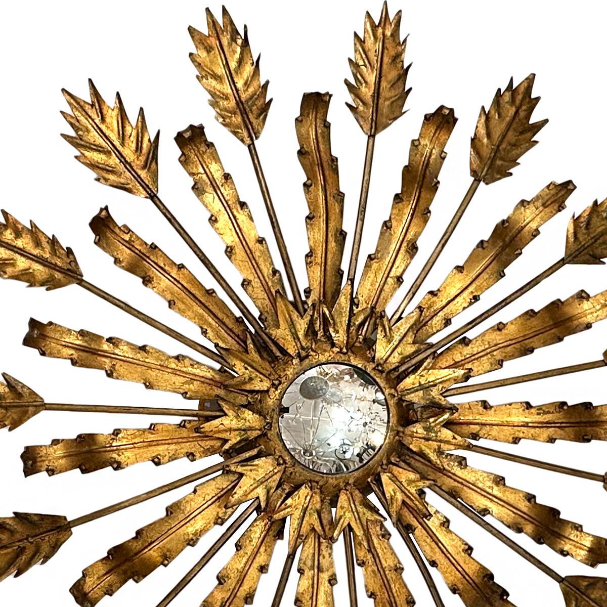 Un lampadario francese del 1950 circa con inserto a specchio e 2 luci interne.

Misure:
Altezza: 10