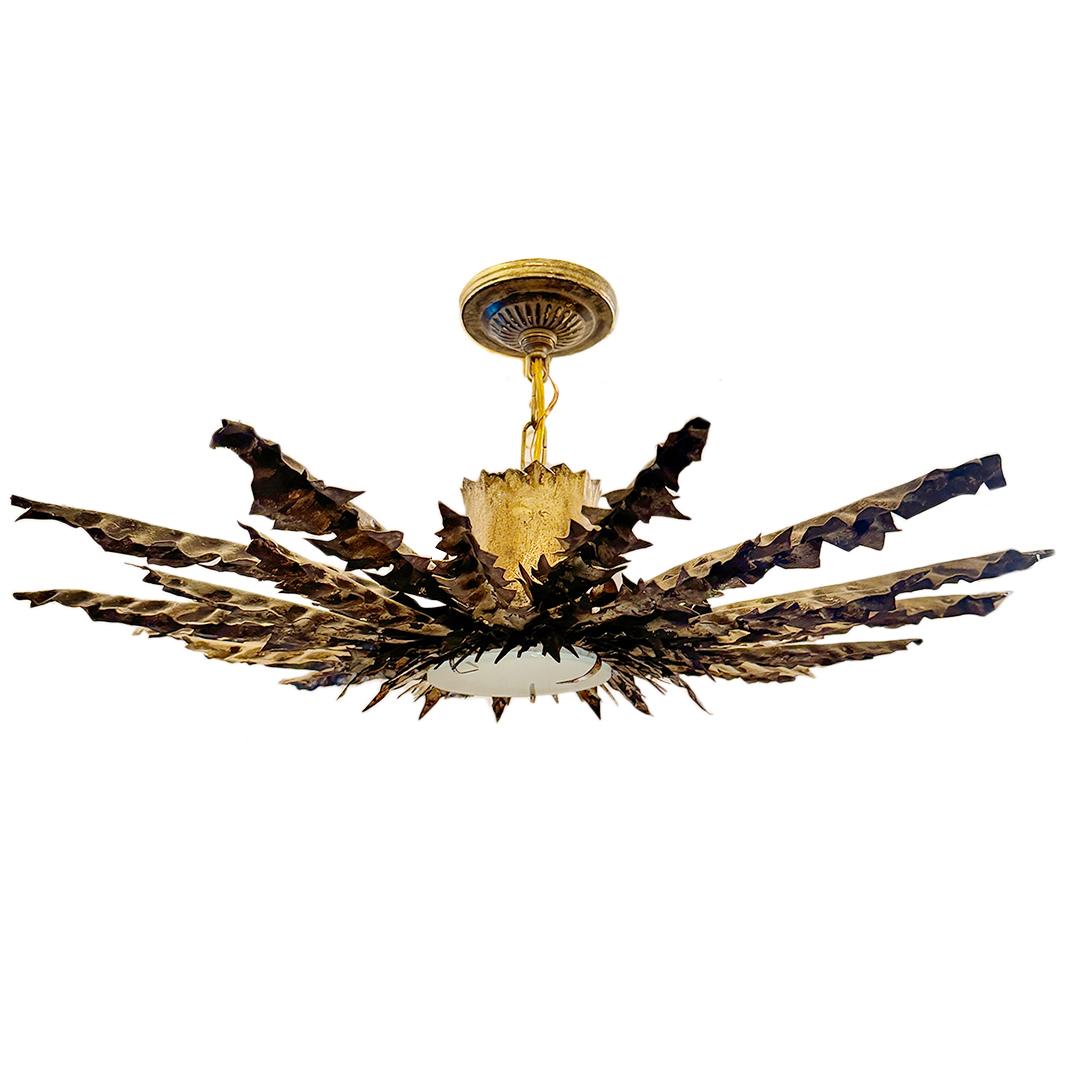 Una lampada francese in metallo dorato degli anni '50 circa con 1 candelabro.

Misure:
Caduta attuale: 11