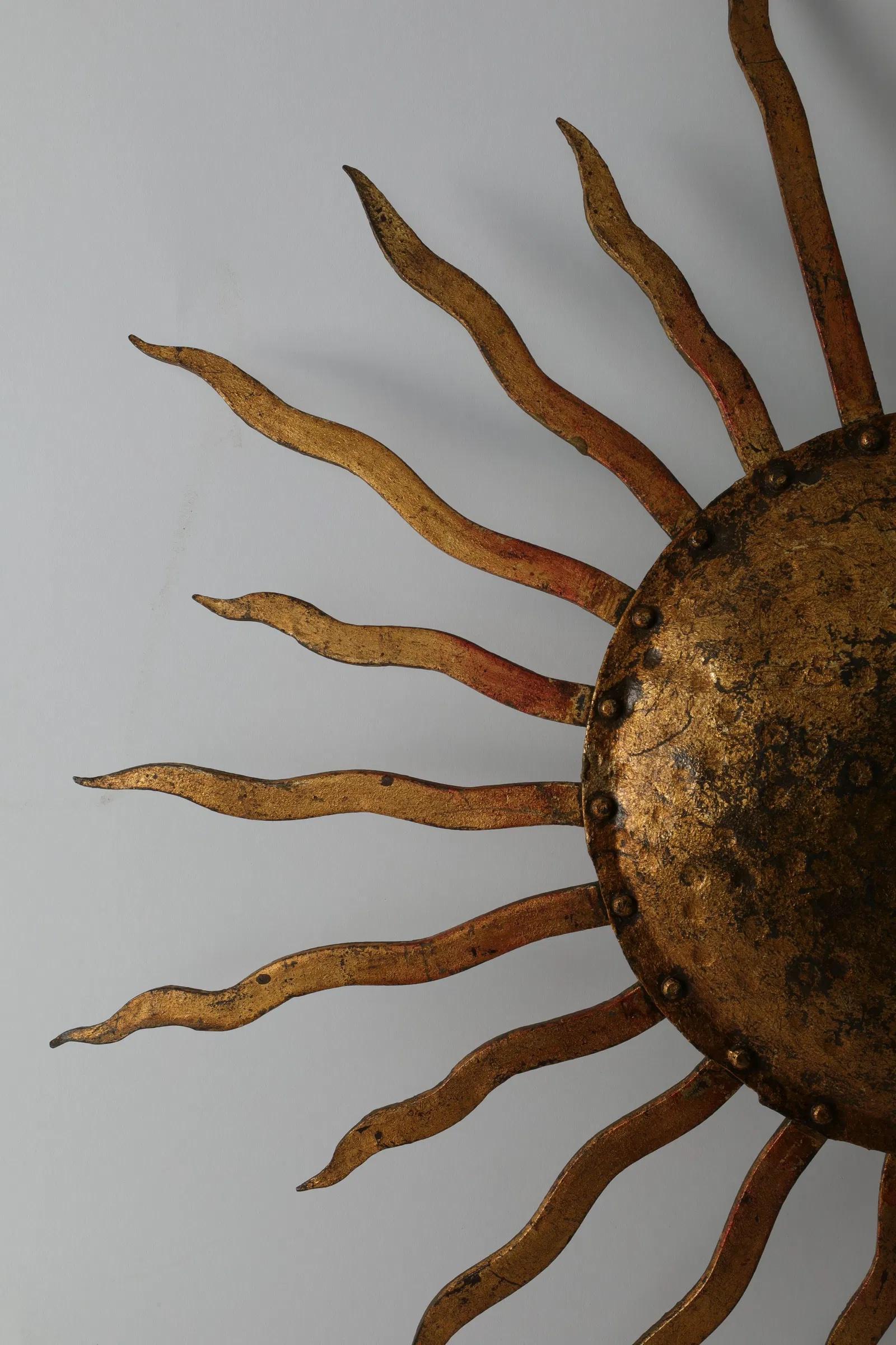 Mid-Century moderno Lampada da parete a raggiera in metallo dorato  Sconcezza in vendita