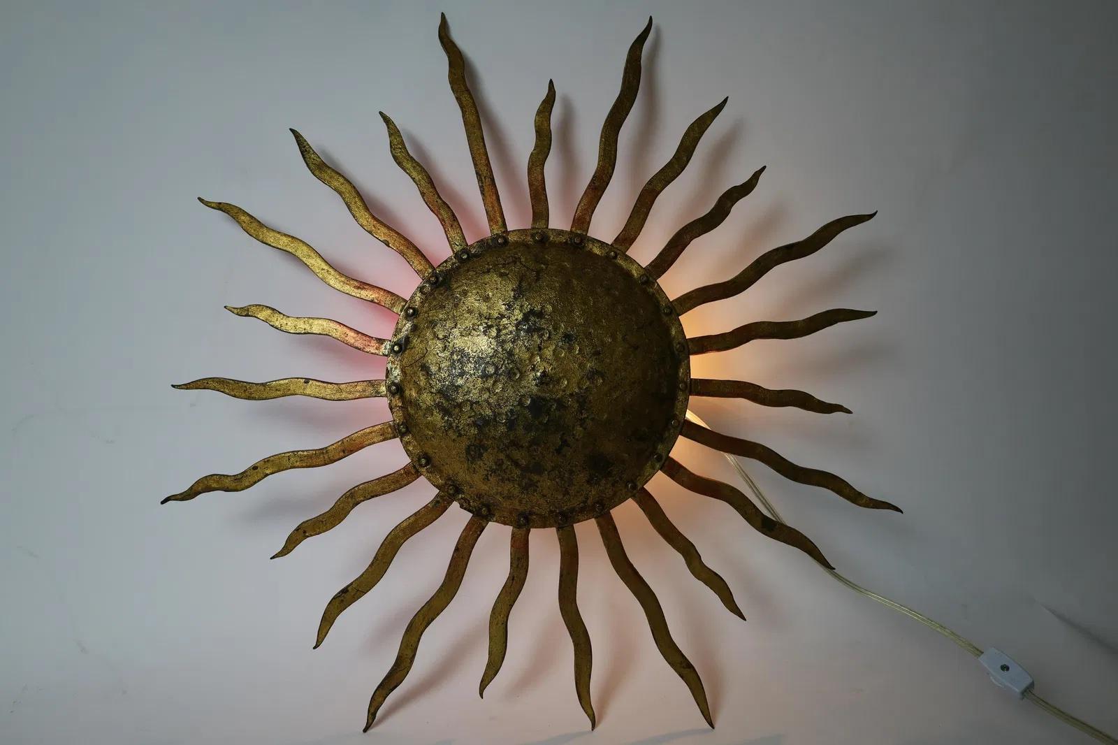 Spagnolo Lampada da parete a raggiera in metallo dorato  Sconcezza in vendita
