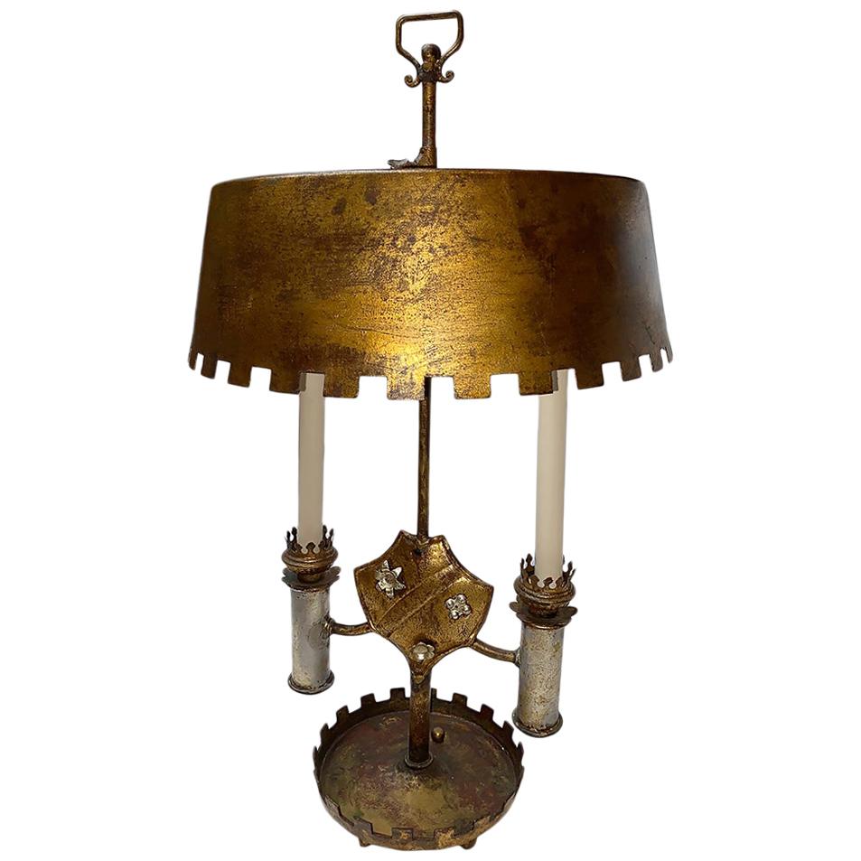Lampe de table en métal doré
