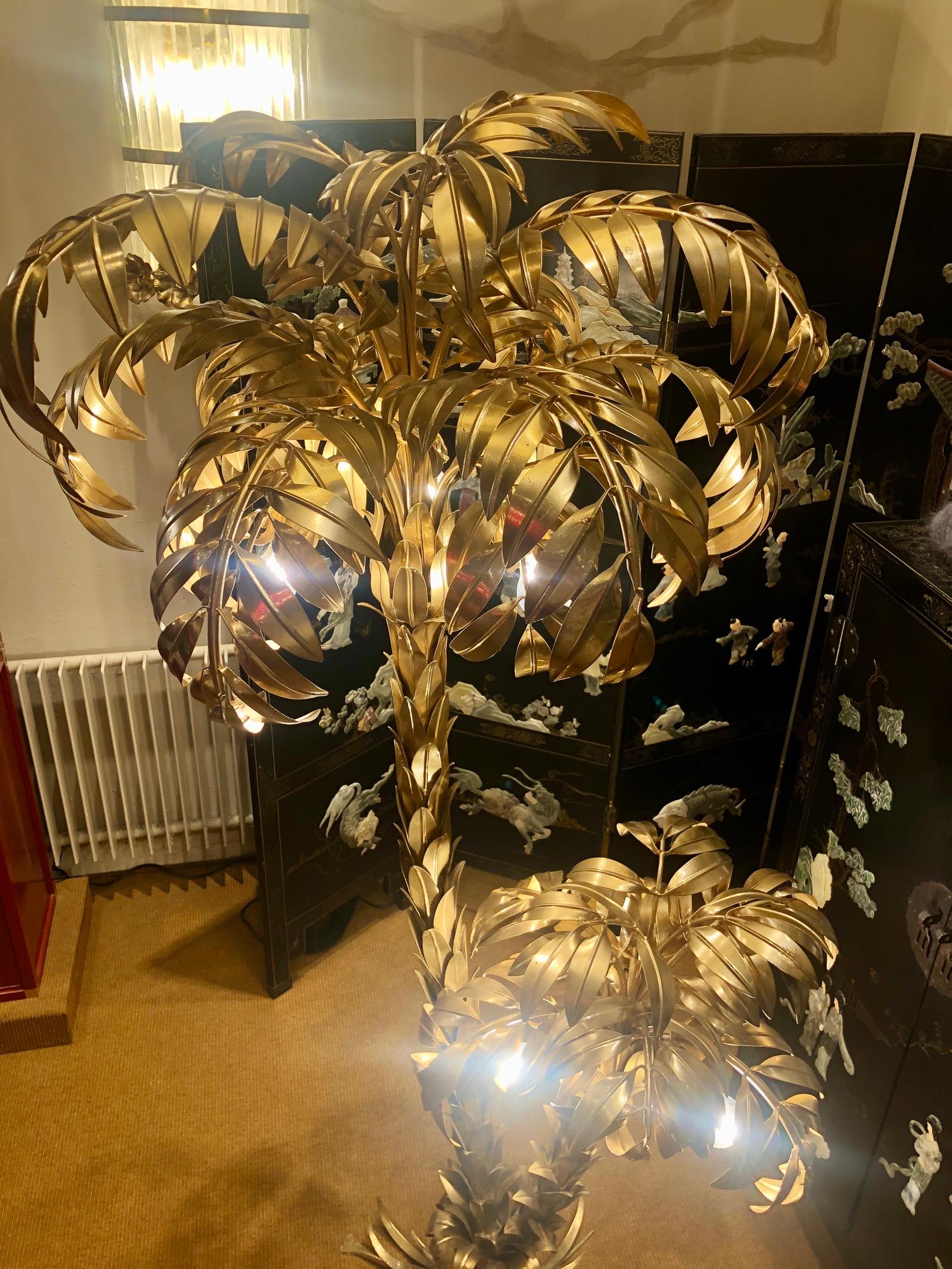 Original two trunk palm tree floor lamp from the 1970s of the German designer Hans Kögl.
The lamp is made of gold-plated metal and cast significant light shadows
Made in Germany around the 1970s, has some light scratches due to age.
Measures 80 x