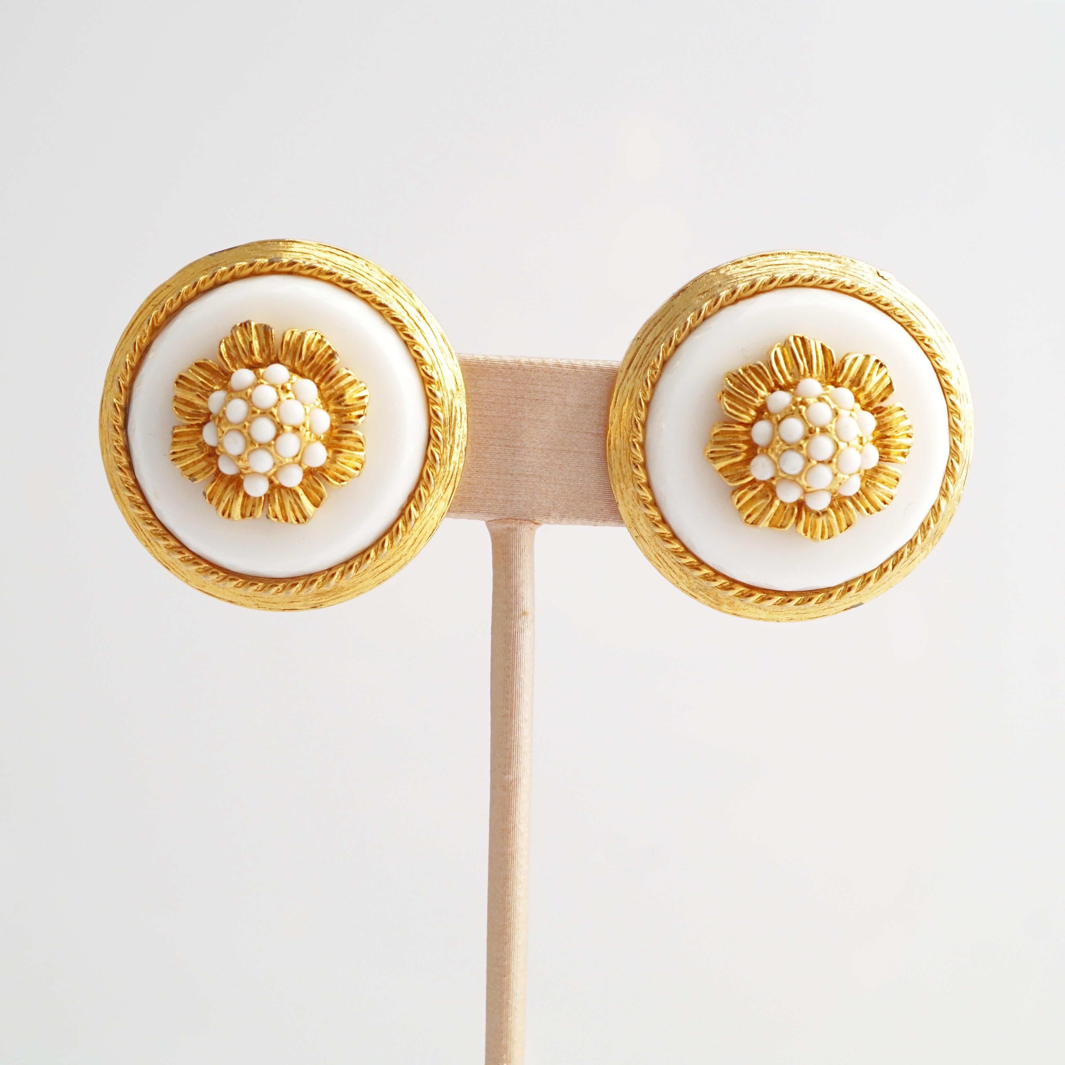 - Vintage item

- Collectible costume jewelry piece from the mid-century

- Each earring measures 1.2