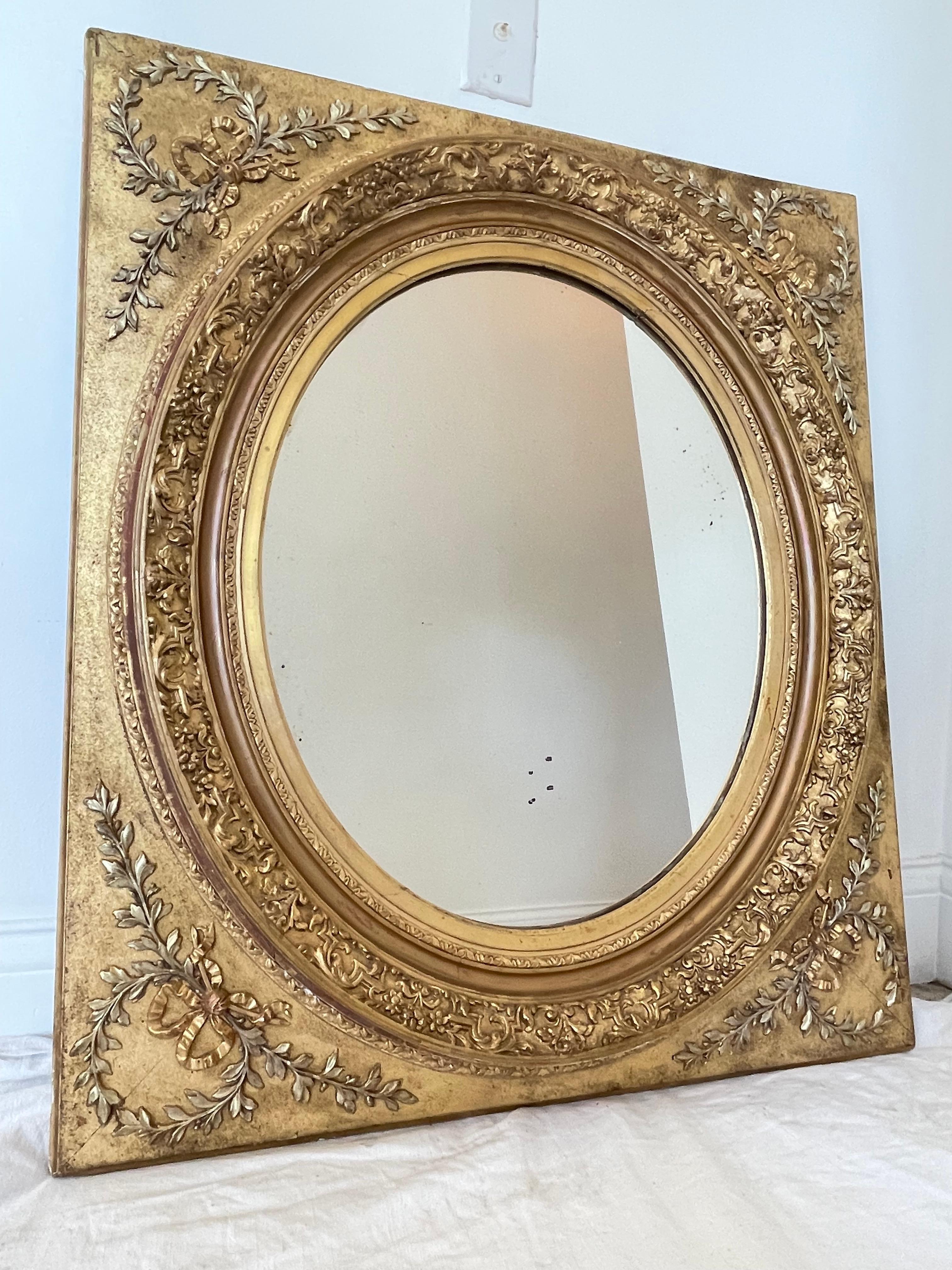 Miroir doré avec médaillon Napoléon III en vente 1