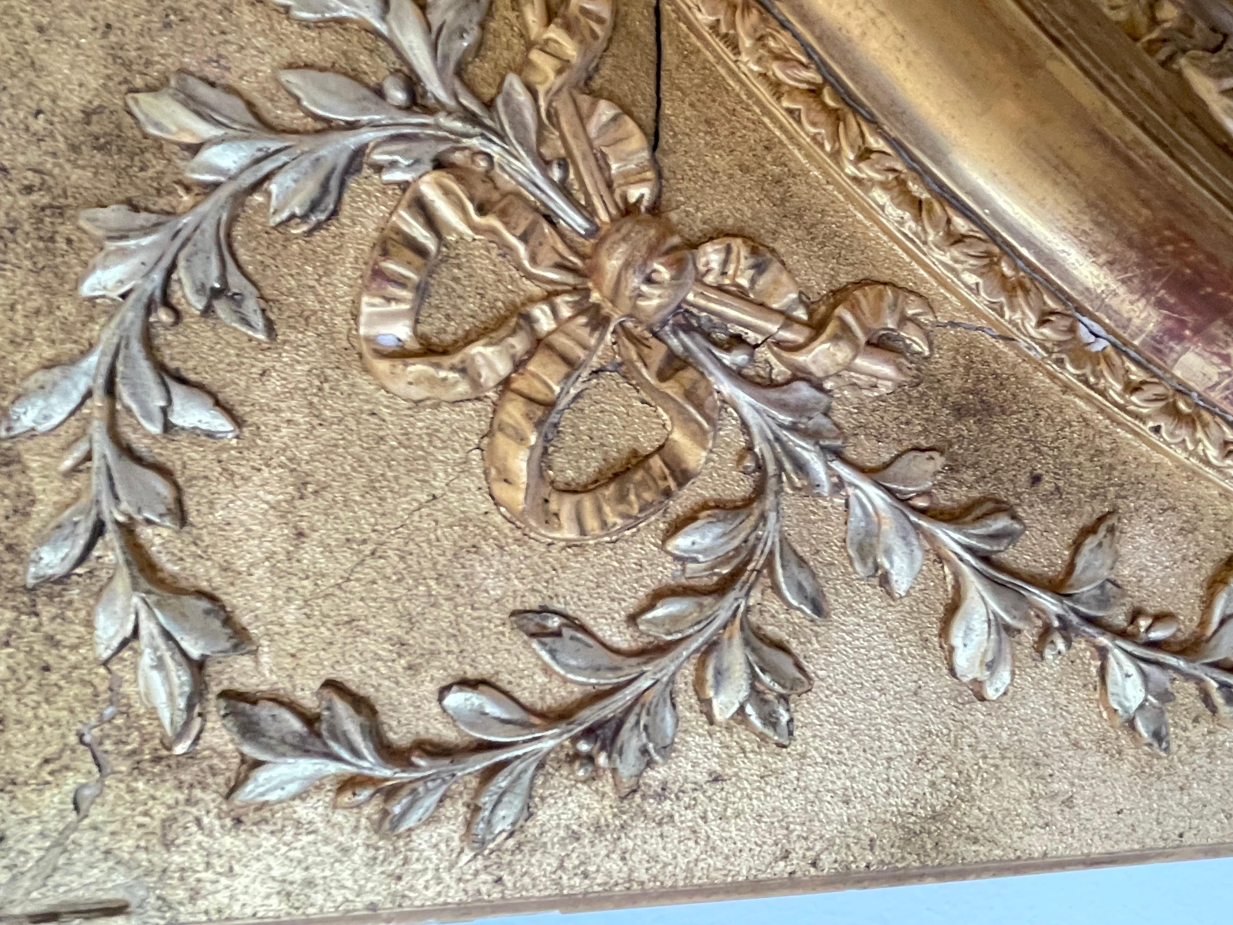 Miroir doré avec médaillon Napoléon III Bon état - En vente à palm beach, FL